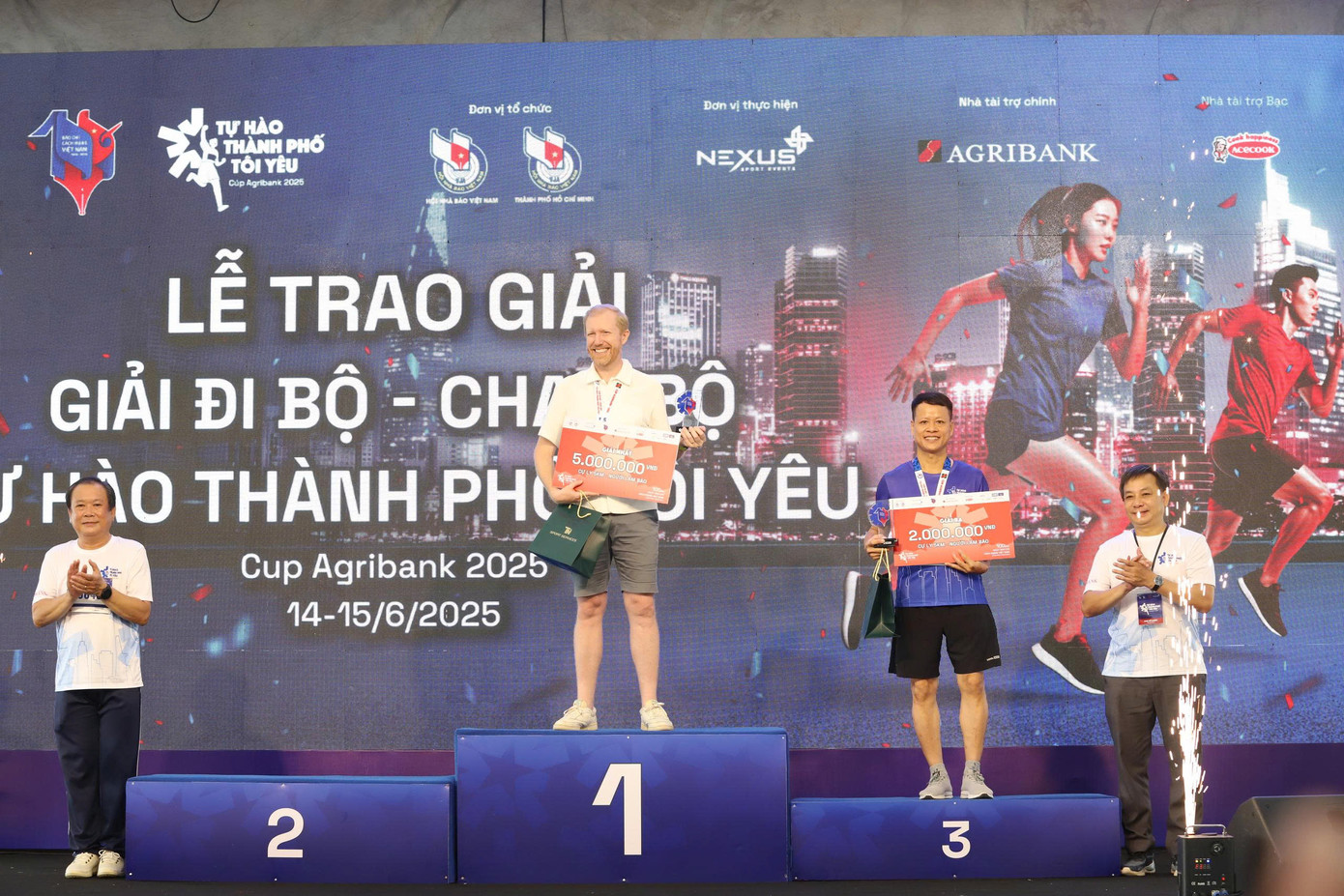 Lãnh đạo Hội Nhà báo Việt Nam trao thưởng cho các vận động viên, các nhà báo, phóng viên đạt thành tích cao tại giải.