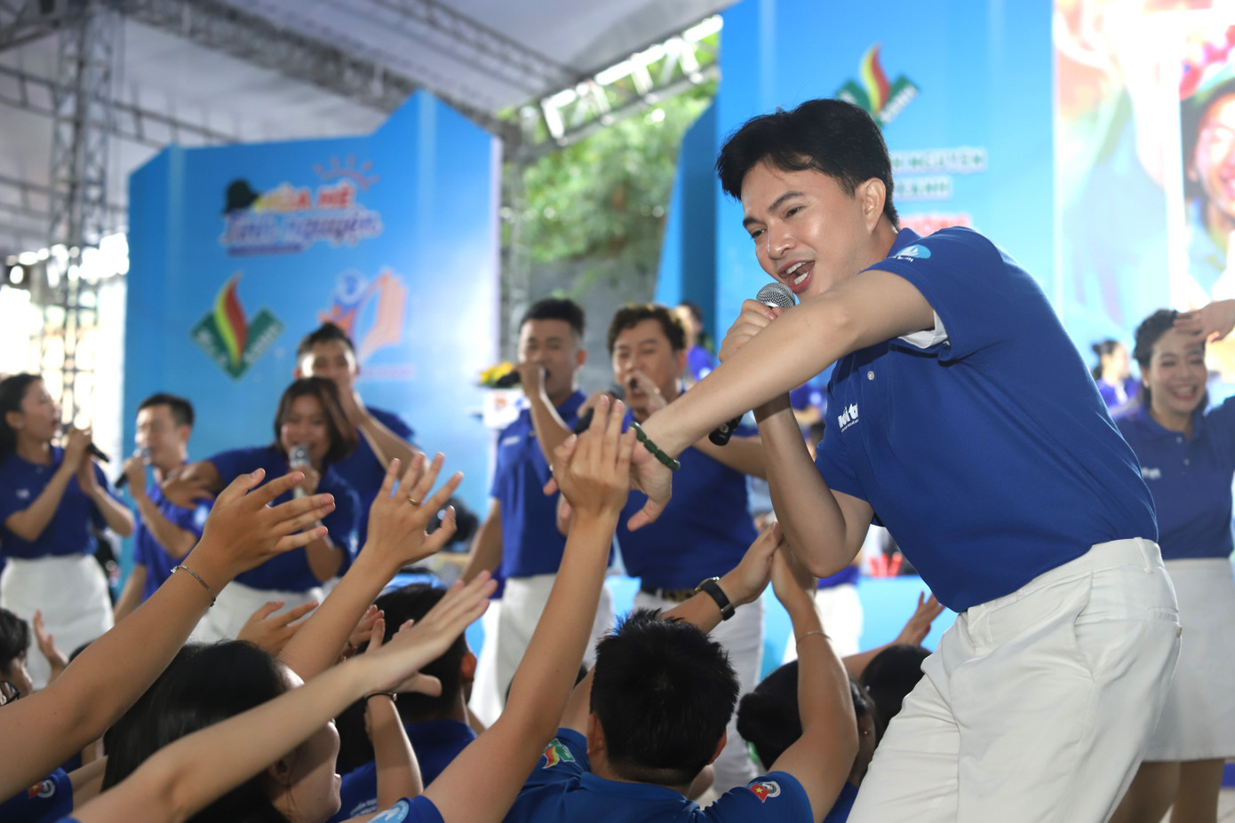 Ca sĩ Nam Cường khuấy động không khí buổi ra quân. Ảnh: Ngô Tùng Ca sĩ Nam Cường khuấy động không khí buổi ra quân. Ảnh: Ngô Tùng