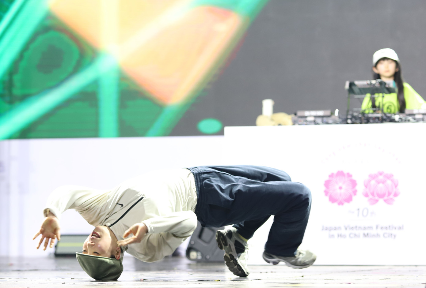 Cũng trong đêm nhạc hội khép lại Lễ hội Việt - Nhật năm nay, Ayumi Fukushima - nữ vận động viên Olympic Nhật Bản đã biểu diễn những động tác đẹp mắt của bộ môn Breaking. Với kinh nghiệm và kỹ năng vượt trội, Ayumi là người đi đầu trong bộ môn Breaking tại xứ sở Mặt trời mọc.