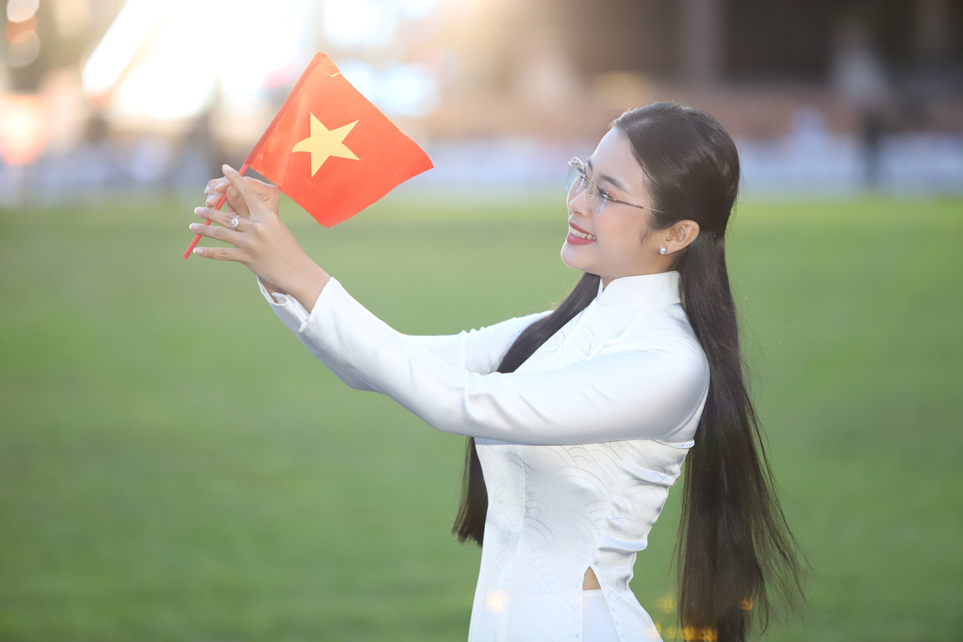 Hướng đến đại lễ kỷ niệm 50 năm ngày thống nhất đất nước (30/4/1975 - 30/4/2025), các bạn trẻ trong trang phục áo dài nền nã, mang theo lá cờ Tổ quốc chụp ảnh kỷ niệm tại di tích lịch sử đặc biệt này.