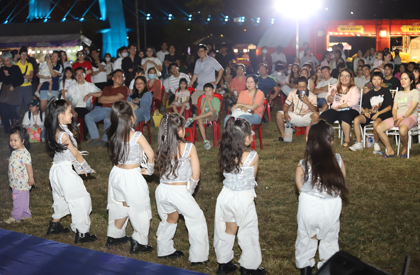 Đông đảo bạn trẻ, khách nước ngoài thích thú theo dõi chương trình.