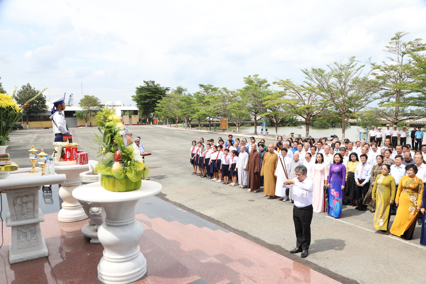 Trong khuôn khổ chương trình tổng kết, Ban Thường trực Ủy ban MTTQ Việt Nam TPHCM và các đại biểu đã tham gia dâng hoa, dâng hương tri ân các Anh hùng liệt sĩ tại Đài tưởng niệm Anh hùng liệt sĩ Đoàn tàu không số.