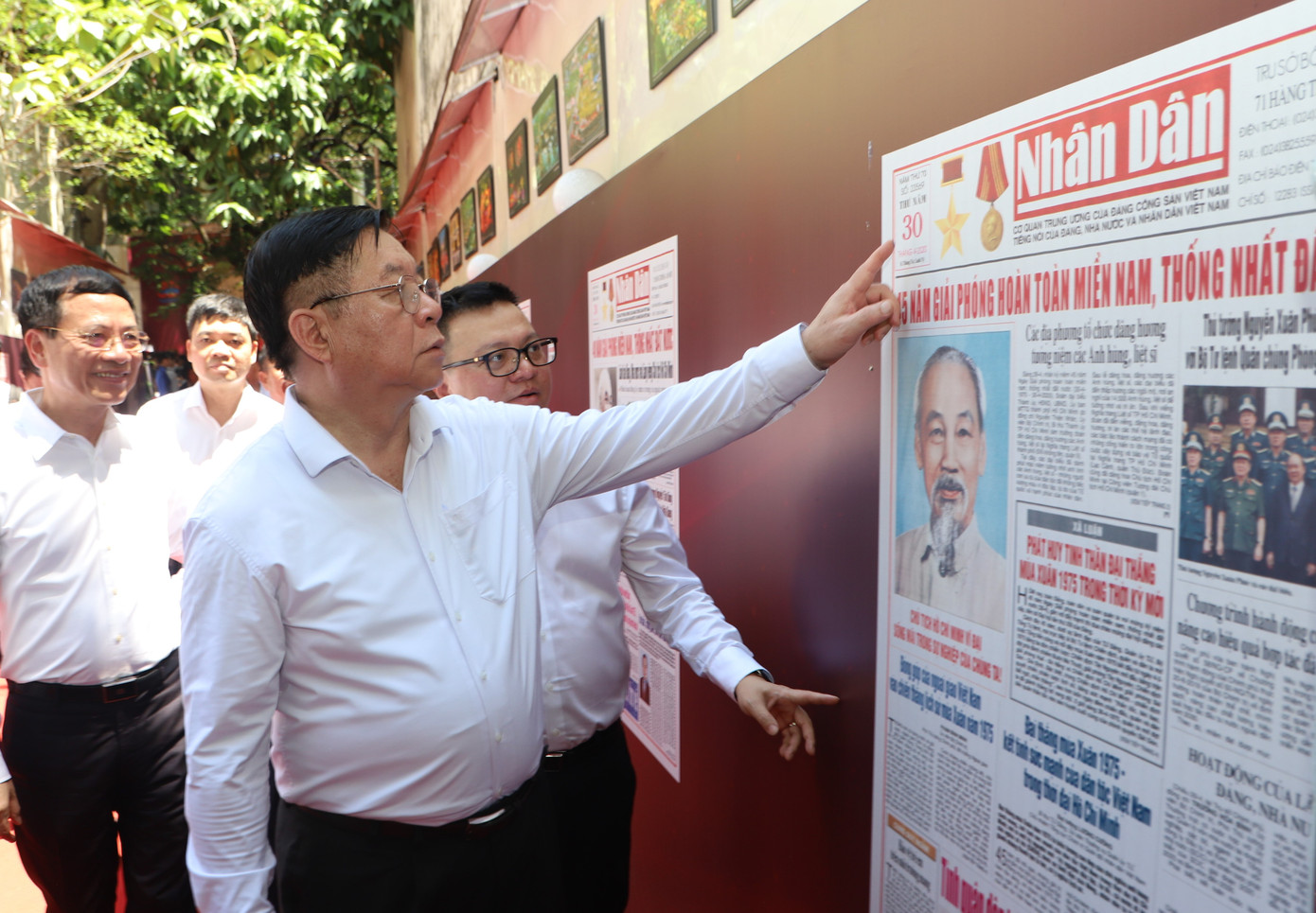 Ông Nguyễn Trọng Nghĩa, Trưởng ban Tuyên giáo và Dân vận Trung ương cùng đại biểu tham quan triển lãm trang nhất Báo Nhân Dân.