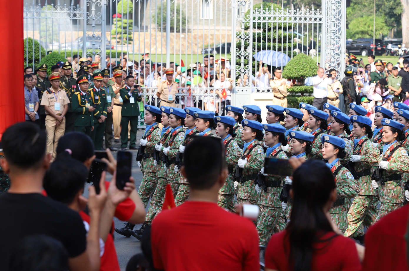 Khối nữ Gìn giữ hòa bình của Quân đội nhân dân Việt Nam. Hơn 10 năm xây dựng, trưởng thành, lực lượng Gìn giữ hòa bình Quân đội nhân dân Việt Nam đã hoàn thành xuất sắc nhiệm vụ tại những điểm nóng xung đột của Cộng hoà Trung Phi, Nam Xu đăng, A-bi-ây và Trụ sở Liên hợp quốc, để lại dấu ấn và tình cảm tốt đẹp, góp phần nâng cao uy tín và vị thế Việt Nam trên trường quốc tế.