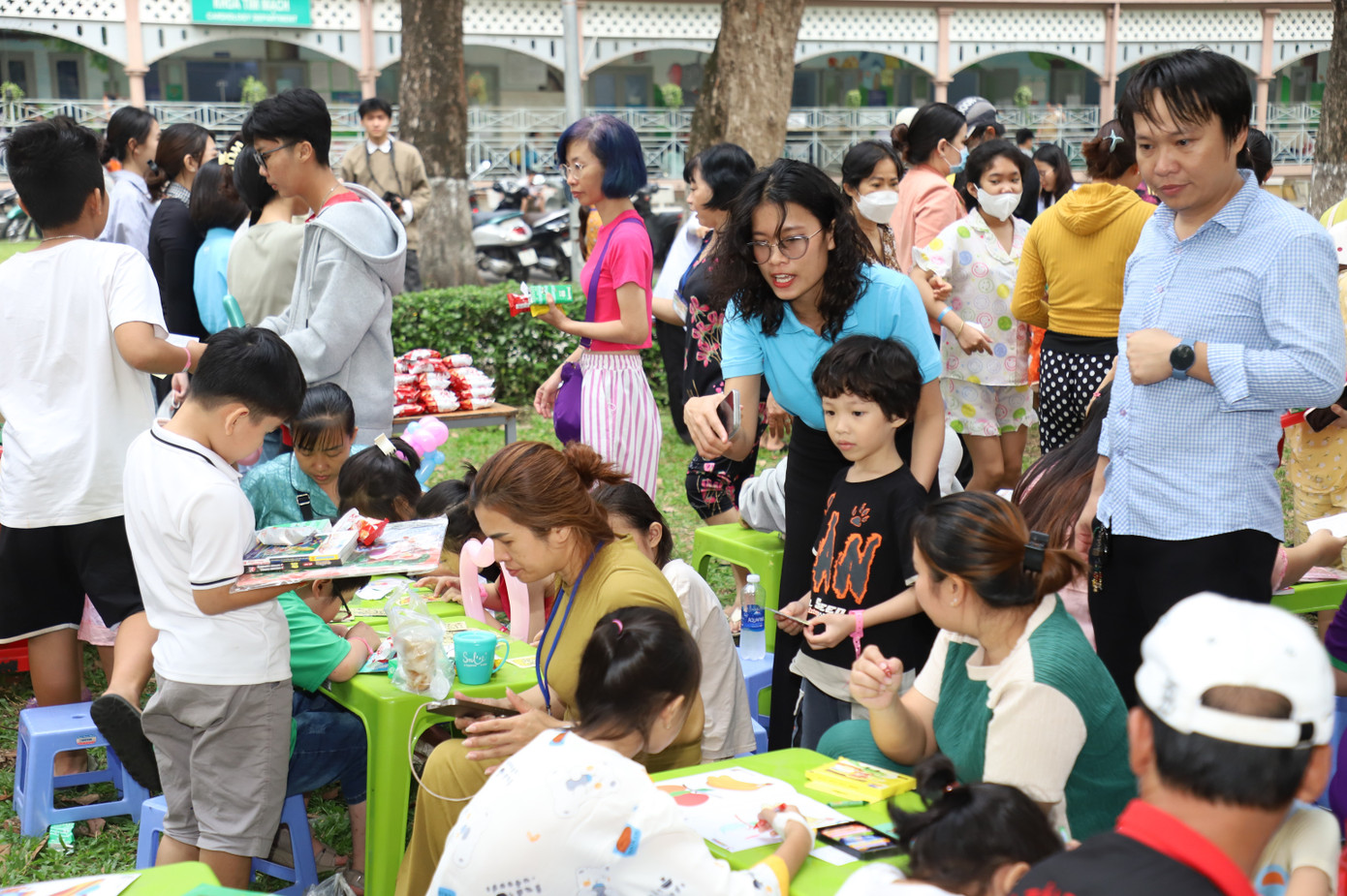 Chương trình nhằm bù đắp những thiệt thòi và mang đến một cái Tết ấm áp, yêu thương cho các em nhỏ mắc bệnh hiểm nghèo đang phải xa nhà điều trị bệnh tật tại bệnh viện. Ảnh: Ngô Tùng
