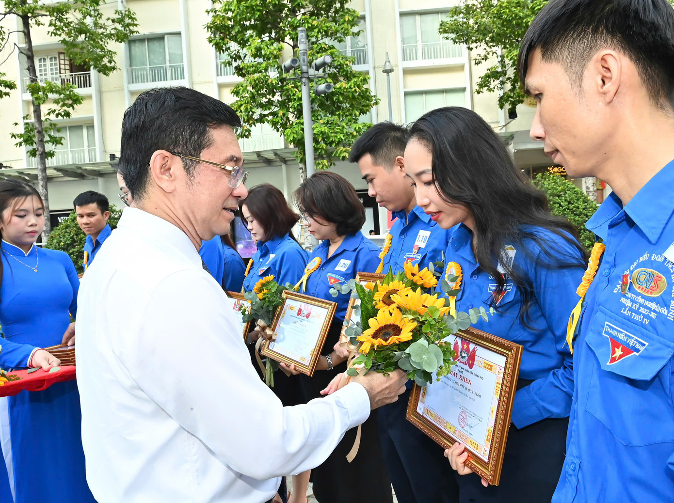 Phó Chủ tịch Thường trực UBND TPHCM Dương Ngọc Hải trao giấy khen cho đại diện các tập thể tiêu biểu làm theo lời Bác. Ảnh: Việt Dũng