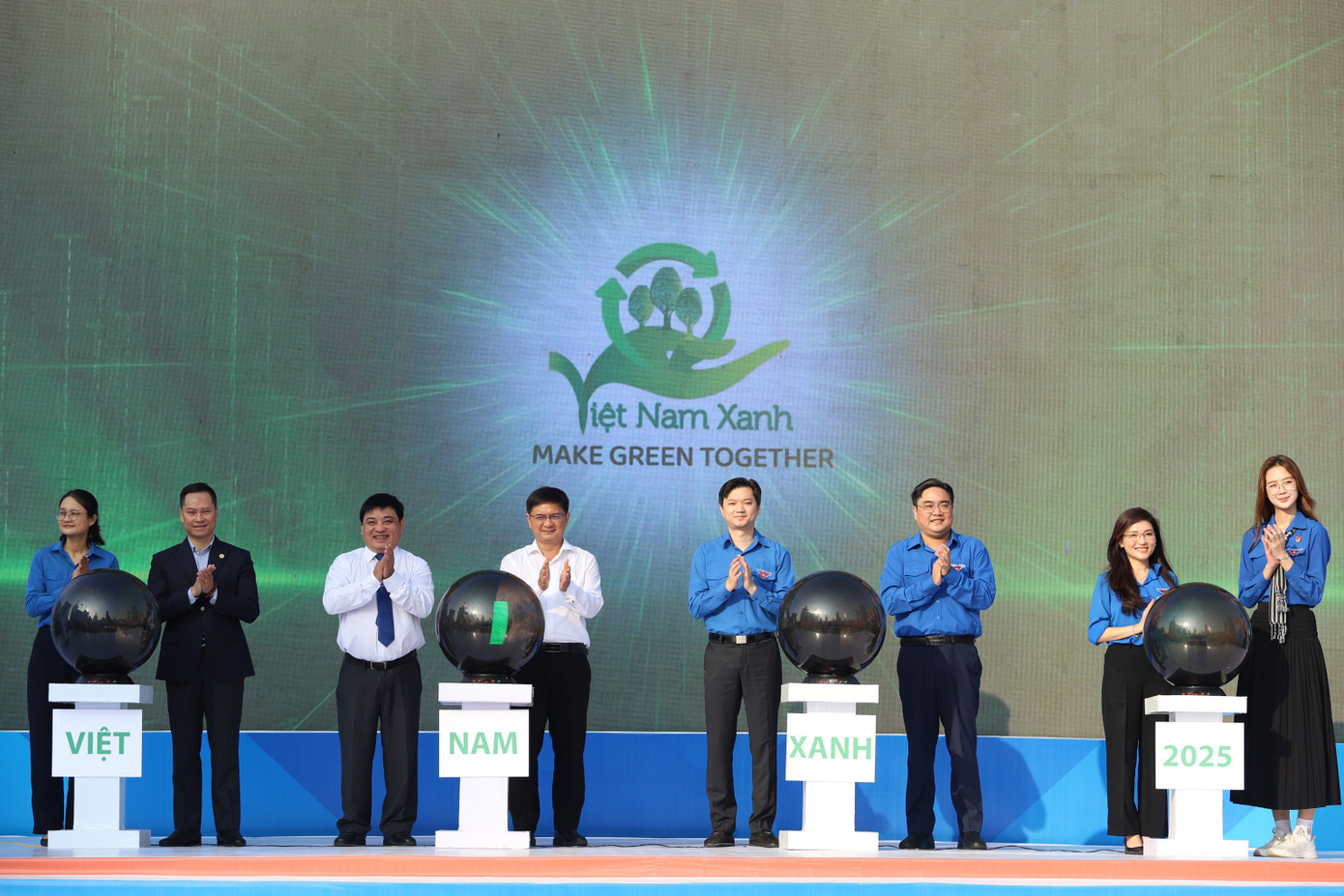 Lãnh đạo T.Ư Đoàn, Thành ủy, Thành Đoàn TPHCM và đại biểu thực hiện nghi thức phát động chương trình “Việt Nam xanh” 2025. Lãnh đạo T.Ư Đoàn, Thành ủy, Thành Đoàn TPHCM và đại biểu thực hiện nghi thức phát động chương trình “Việt Nam xanh” 2025.