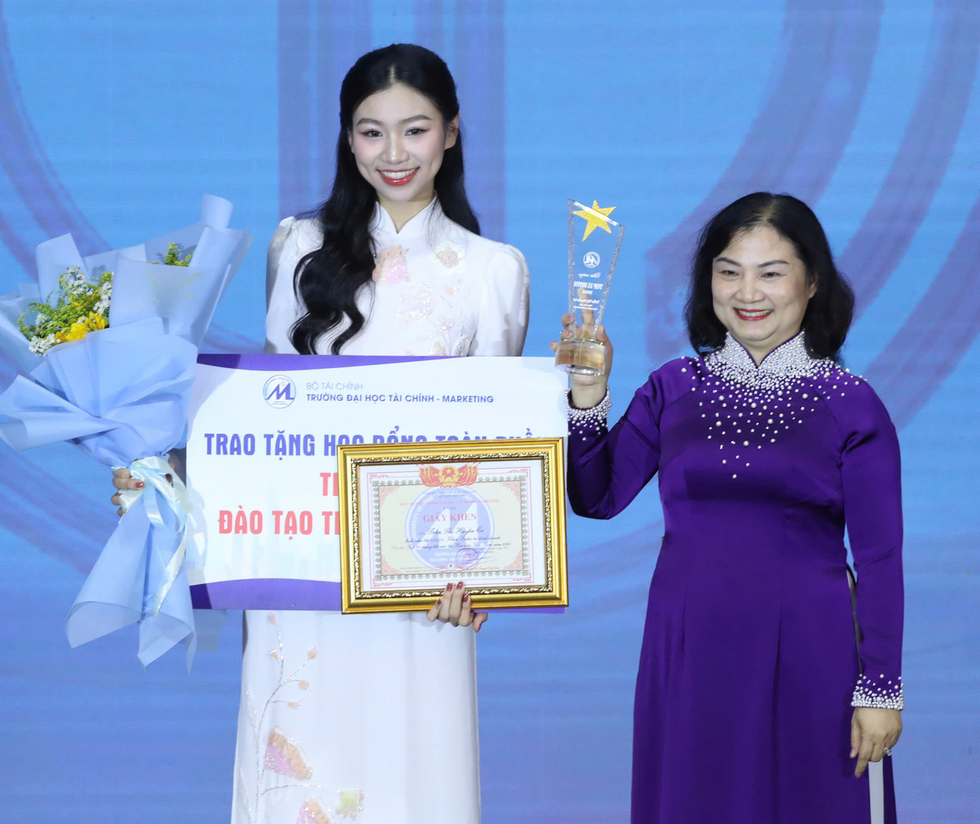 PGS.TS Hồ Thủy Tiên trao học bổng cho bạn Trần Thị Huyền Cơ. Ảnh: Duy Anh - Phạm Nguyễn - Dương Triều. PGS.TS Hồ Thủy Tiên trao học bổng cho bạn Trần Thị Huyền Cơ. Ảnh: Duy Anh - Phạm Nguyễn - Dương Triều.