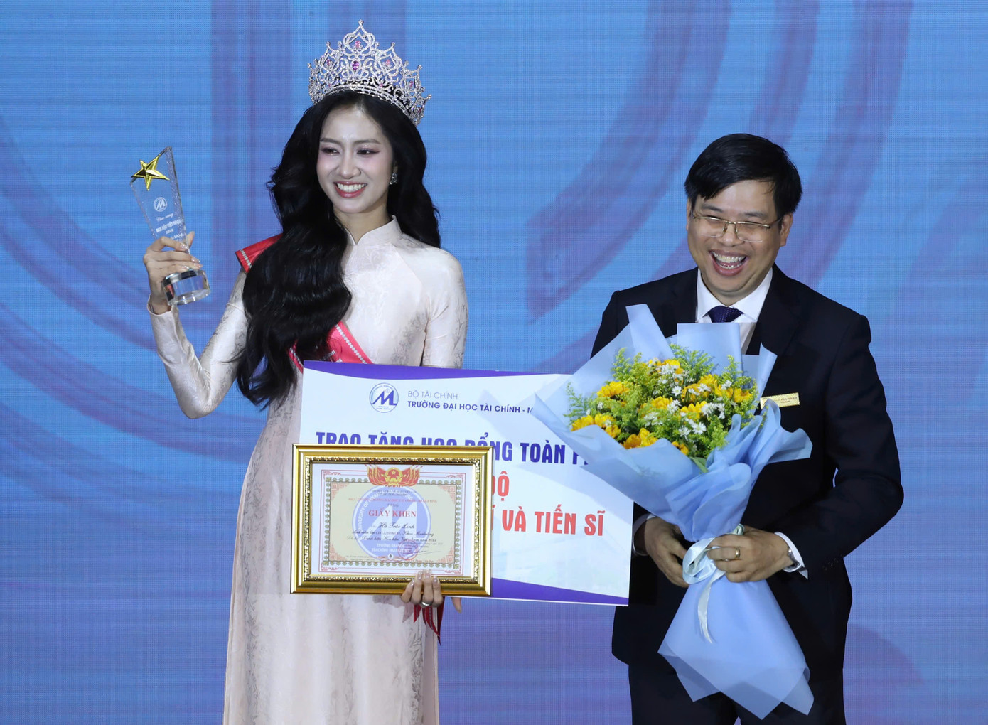 Hoa hậu Hà Trúc Linh đón nhận học bổng từ thầy Hiệu trưởng - PGS.TS Phạm Tiến Đạt. Ảnh: Duy Anh - Phạm Nguyễn - Dương Triều. Hoa hậu Hà Trúc Linh đón nhận học bổng từ thầy Hiệu trưởng - PGS.TS Phạm Tiến Đạt. Ảnh: Duy Anh - Phạm Nguyễn - Dương Triều.