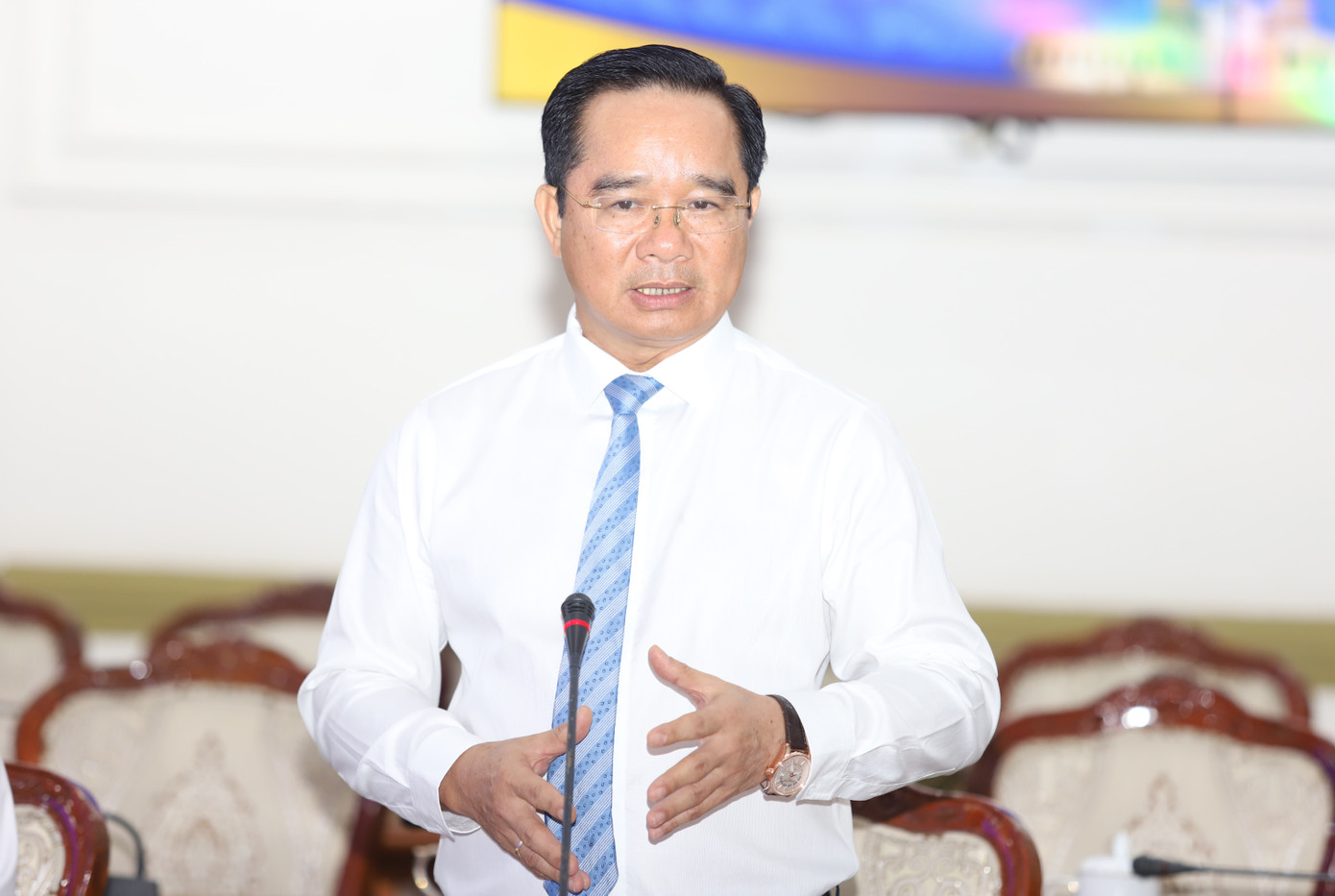 Chủ tịch UBND TPHCM Nguyễn Văn Được giao nhiệm vụ cho các cán bộ vừa được điều động, bổ nhiệm. Ảnh: Ngô Tùng