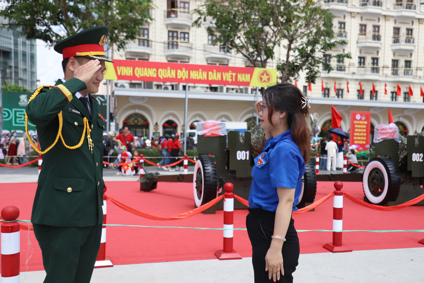 Hình ảnh vừa trang trọng vừa thân thuộc của người quân nhân Quân đội Việt Nam anh hùng đã tạo sự quý mến, thiện cảm đối với nhiều người.