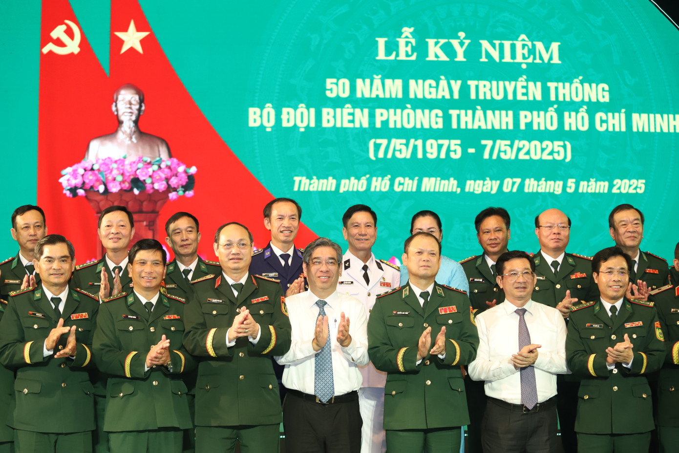 Trung tướng Nguyễn Anh Tuấn - Bí thư Đảng ủy, Chính ủy BĐBP và các đại biểu tại buổi lễ kỷ niệm. Ảnh: Ngô Tùng