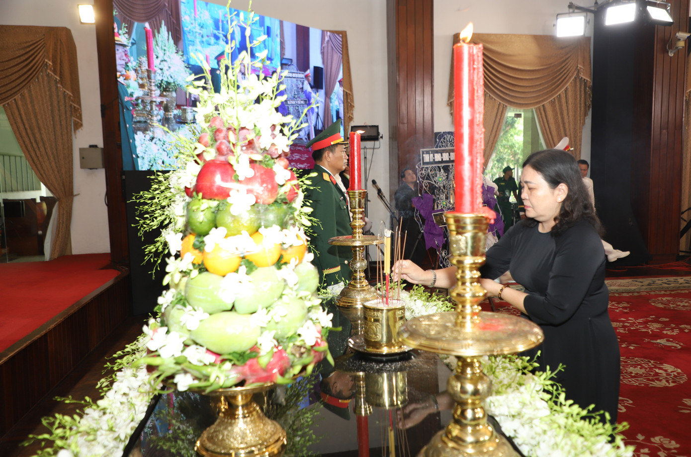 Thay mặt đoàn, Bí thư Tỉnh ủy tỉnh Bến Tre Hồ Thị Hoàng Yến thành kính thắp nén hương trước anh linh nguyên Chủ tịch nước.