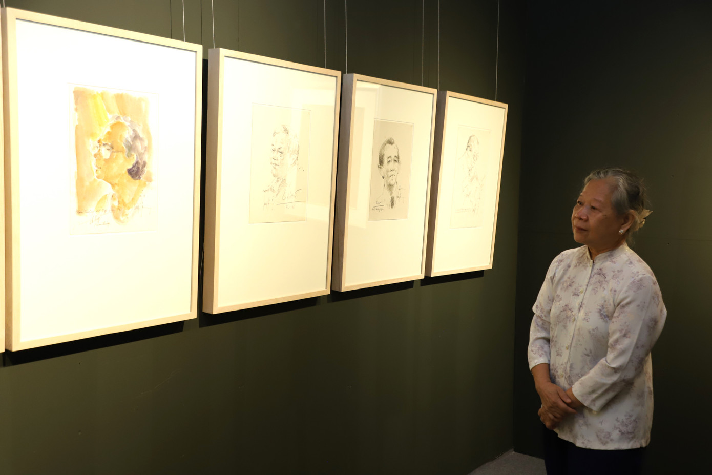 Bà Nguyễn Thị Thiên (69 tuổi) nói những tác phẩm đã gợi trong bà nhiều cảm xúc và sự trân quý. Triển lãm đã cho thấy được sự lao động miệt mài của họa sĩ Huỳnh Phương Đông, ông đi tới đâu là ghi dấu ấn tới đó, đi tới đâu là khắc họa được những hình ảnh, dấu tích, con người lịch sử nơi đó gắn với các giai đoạn lịch sử của dân tộc. Bà Nguyễn Thị Thiên (69 tuổi) nói những tác phẩm đã gợi trong bà nhiều cảm xúc và sự trân quý. Triển lãm đã cho thấy được sự lao động miệt mài của họa sĩ Huỳnh Phương Đông, ông đi tới đâu là ghi dấu ấn tới đó, đi tới đâu là khắc họa được những hình ảnh, dấu tích, con người lịch sử nơi đó gắn với các giai đoạn lịch sử của dân tộc.