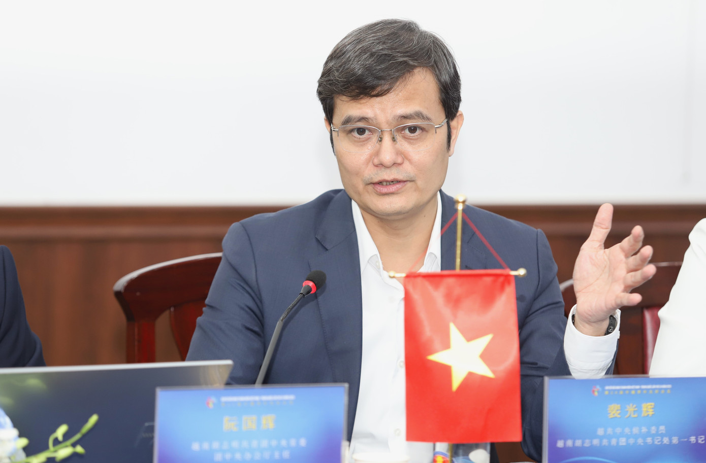 Anh Bùi Quang Huy thảo luận tại hội thảo.