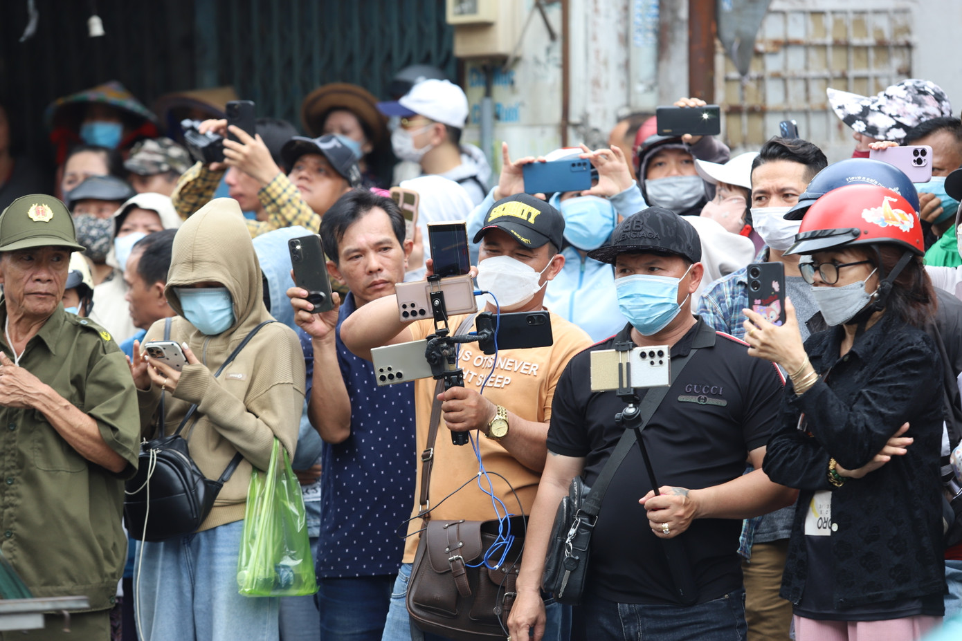 Trong đám đông, một số YouTuber, streamer đã liên tục quay phim, trao đổi với khán giả của mình về diễn tiến của lễ tang. Trong đám đông, một số YouTuber, streamer đã liên tục quay phim, trao đổi với khán giả của mình về diễn tiến của lễ tang.