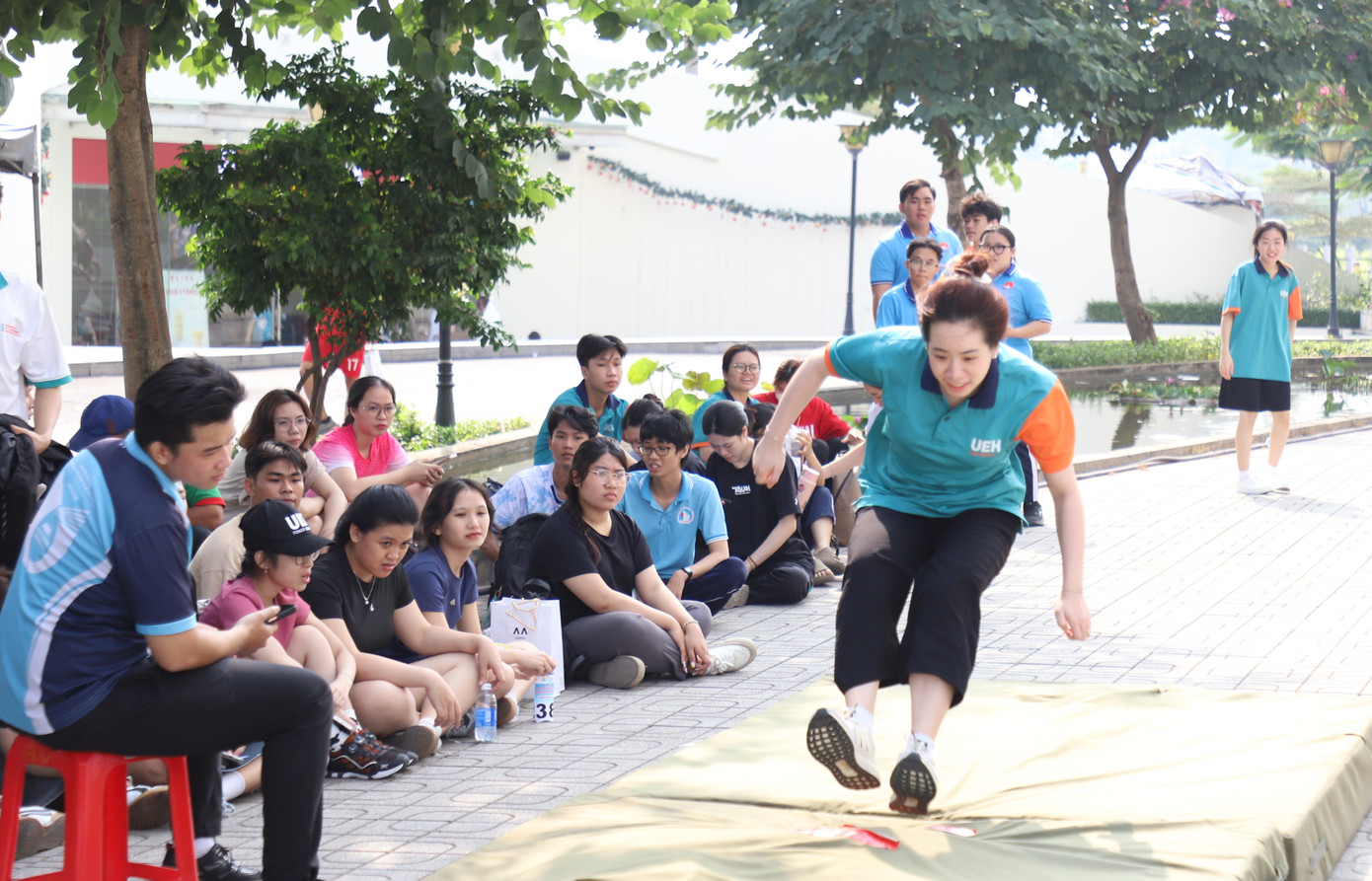 Bạn trẻ tham gia các bài kiểm tra thể lực trong ngày hội.