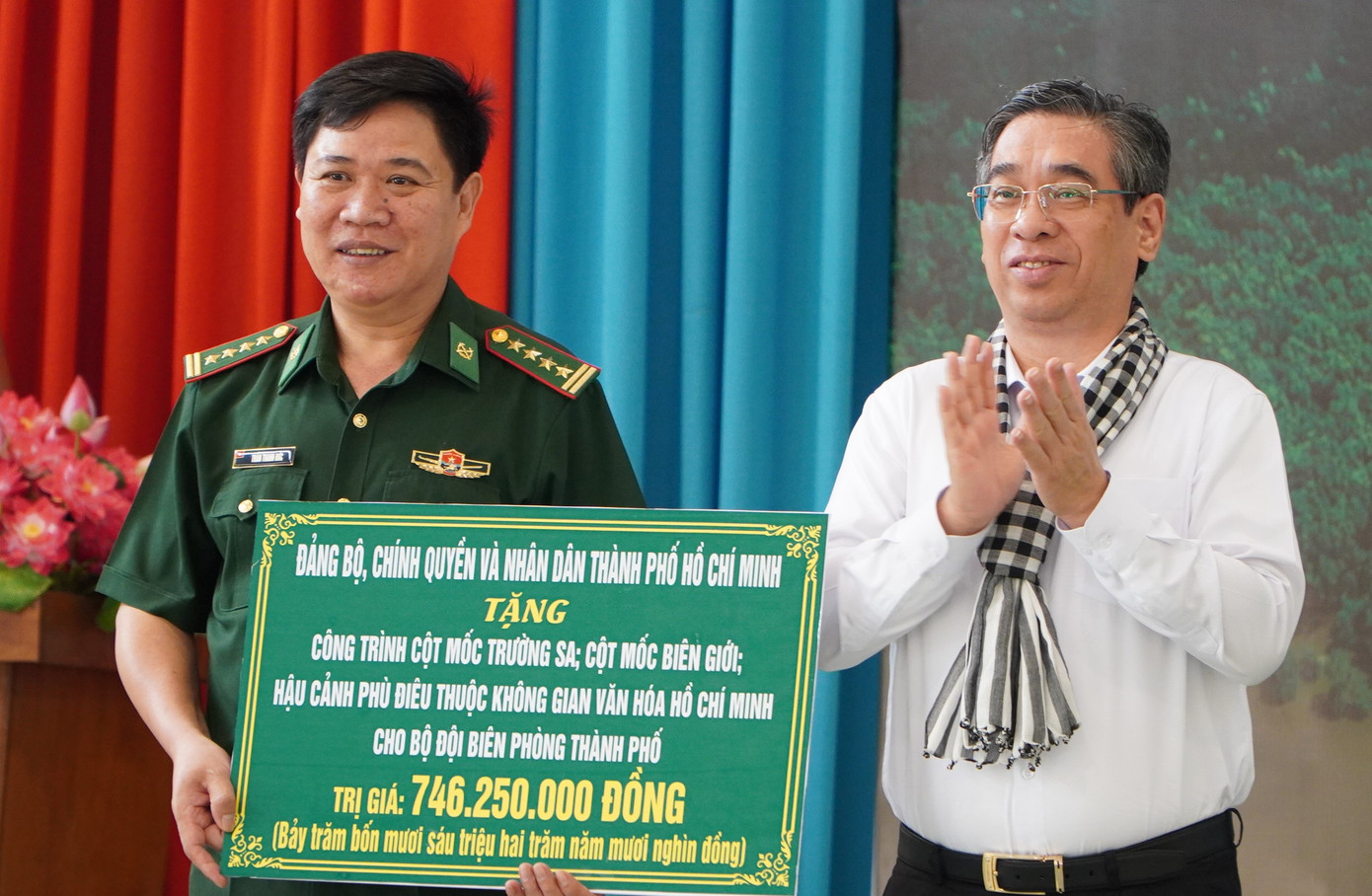 Ông Nguyễn Phước Lộc trao tượng trưng kinh phí thực hiện các công trình ý nghĩa của lực lượng BĐBP.