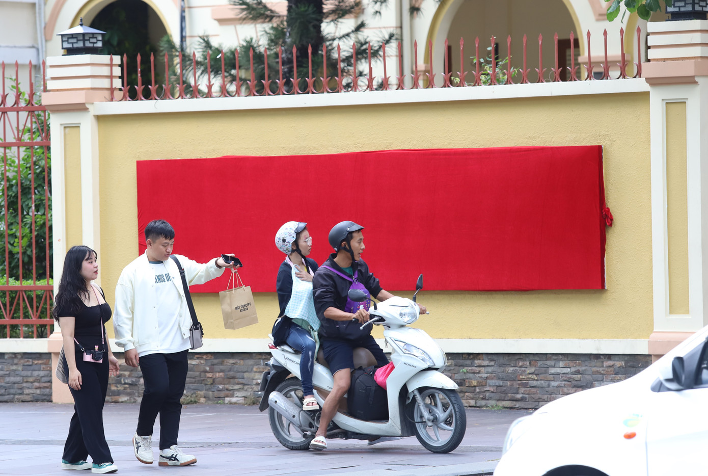 Ngay khi được trang hoàng hoàn chỉnh lên khu vực trước trụ sở, bảng tên phường đã được che phủ chờ đến thời điểm chính thức công bố. Ảnh: Ngô Tùng