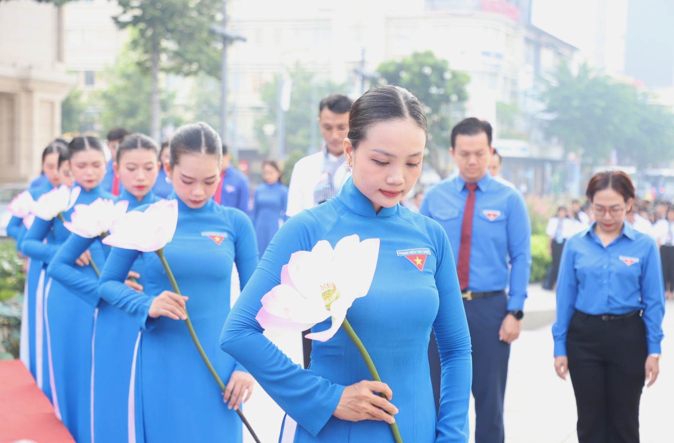 Đại diện các cơ quan, ban ngành Trung ương, TPHCM và các bạn trẻ thành kính tưởng nhớ, tri ân sâu sắc công lao to lớn của Chủ tịch Hồ Chí Minh – người lãnh tụ thiên tài, người thầy của cách mạng Việt Nam, Anh hùng giải phóng dân tộc. Ảnh: Ngô Tùng