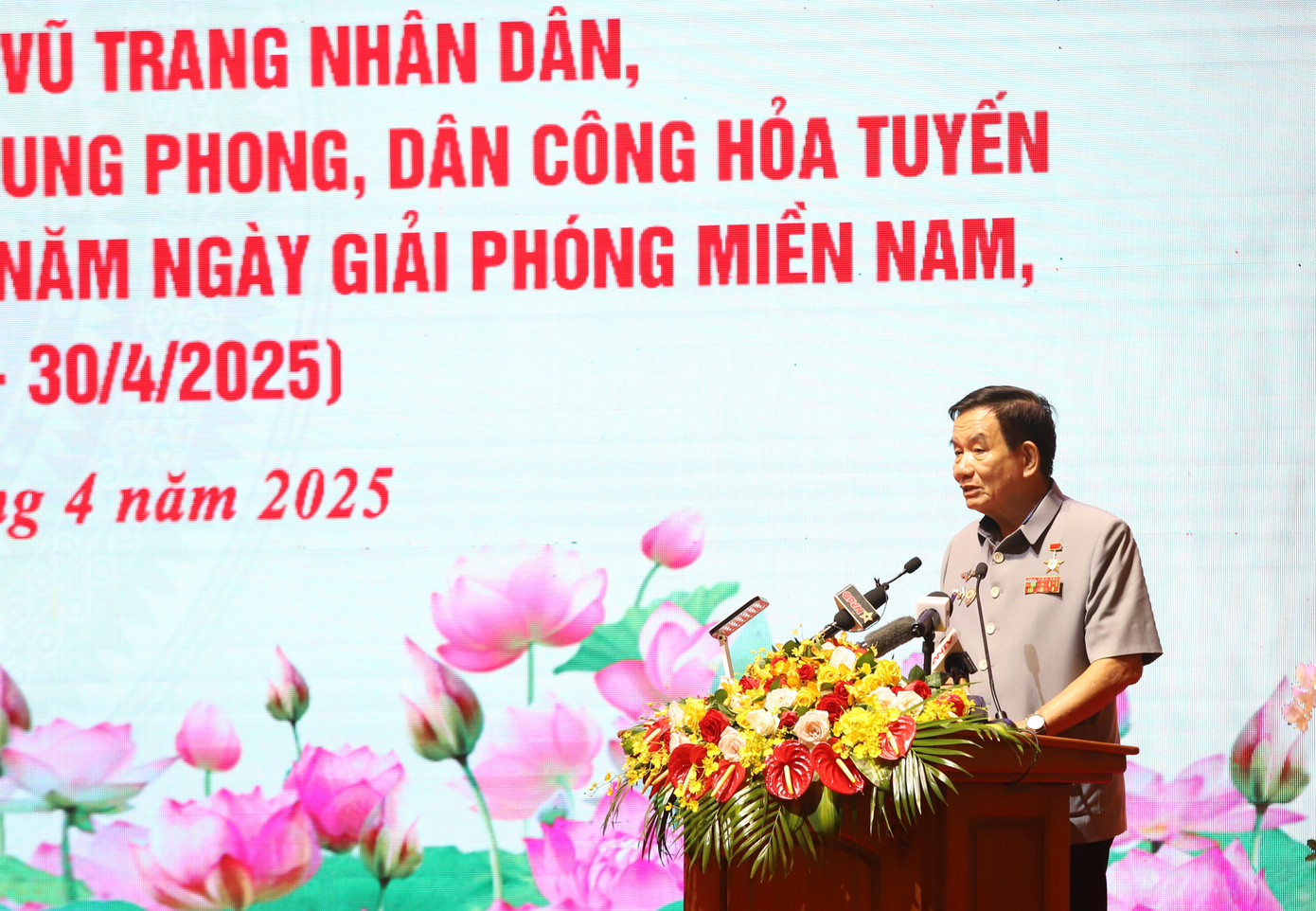 Tại buổi gặp mặt, các đại biểu đã chia sẻ kỷ niệm những ngày chiến đấu hào hùng để cùng làm nên chiến thắng vẻ vang của dân tộc. Tại buổi gặp mặt, các đại biểu đã chia sẻ kỷ niệm những ngày chiến đấu hào hùng để cùng làm nên chiến thắng vẻ vang của dân tộc.