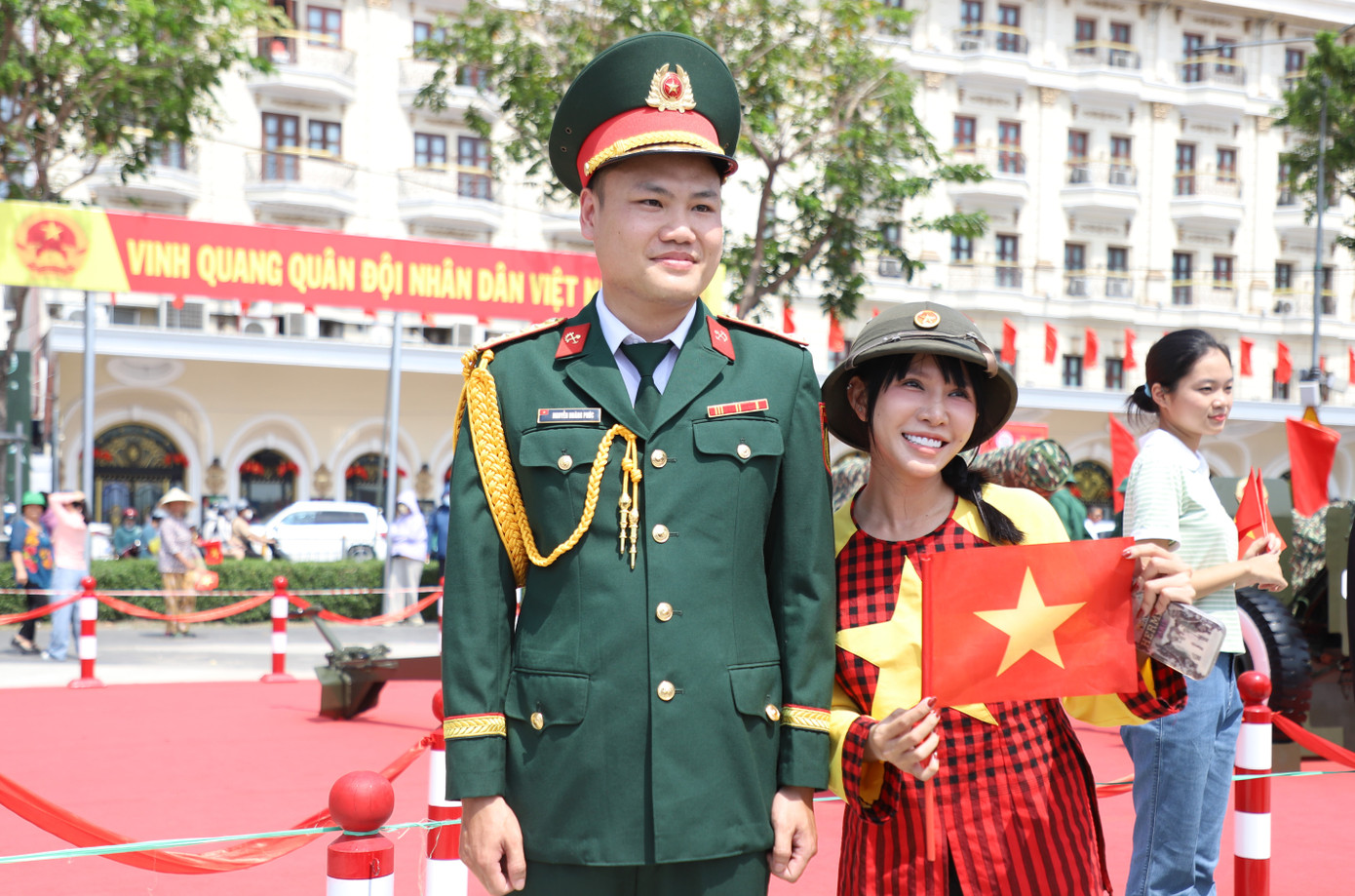 Chàng quân nhân tình cờ trở thành "người mẫu ảnh" của rất nhiều bạn trẻ.