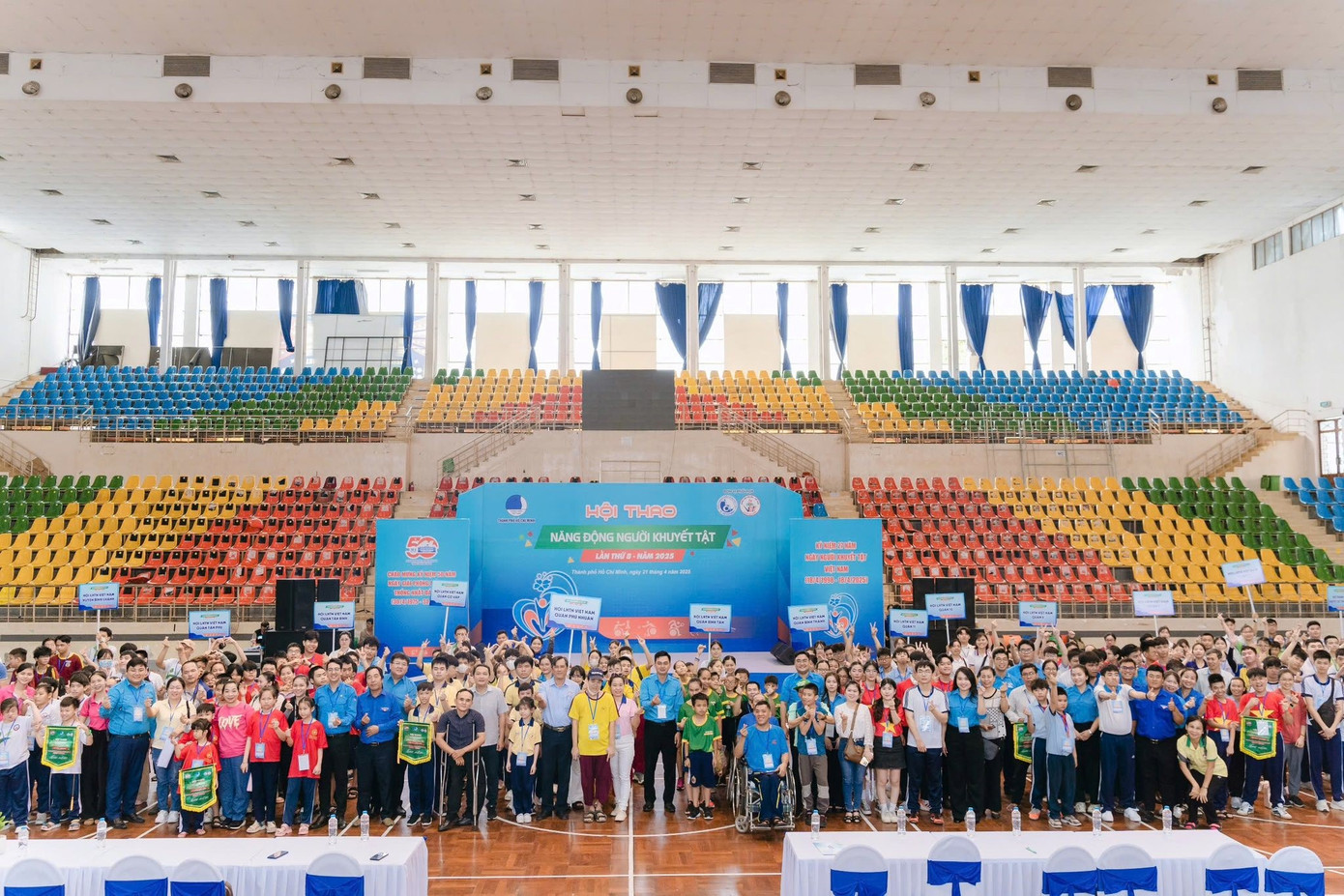 Anh Ngô Minh Hải - Bí thư Thành Đoàn, Chủ tịch Hội LHTN Việt Nam TPHCM trao cờ lưu niệm đến các đơn vị có thanh thiếu niên tham gia hội thao.