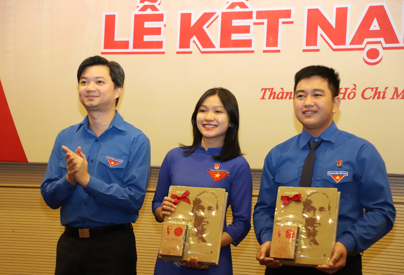 Bí thư Trung ương Đoàn Nguyễn Minh Triết trao quà lưu niệm tặng sinh viên Nguyễn Ngọc Như (giữa) và Nguyễn Lê Triệu.