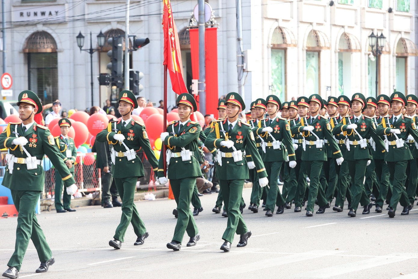 Khối chiến sĩ Giải phóng quân và khối sĩ quan hậu cần - kỹ thuật.