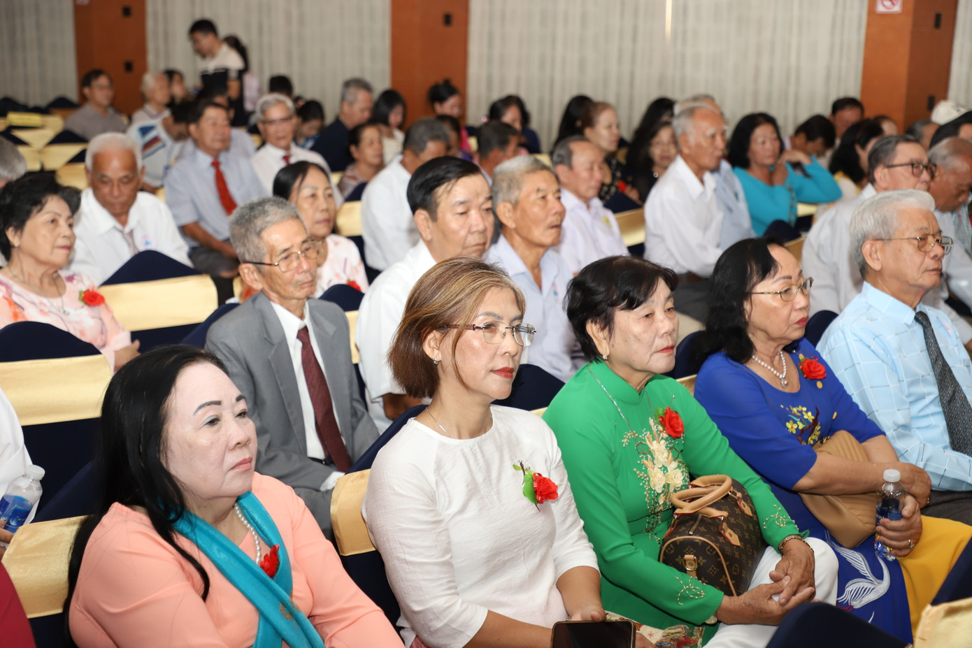 Các thế hệ thầy cô và thân nhân tề tựu ngày họp mặt truyền thống của Trường T3. Các thế hệ thầy cô và thân nhân tề tựu ngày họp mặt truyền thống của Trường T3.