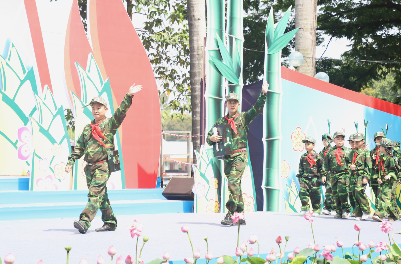 Thế hệ trẻ nhắc nhớ về lực lượng bộ đội thông tin liên lạc. Đóng góp lặng thầm nhưng vô cùng quan trọng, các chiến sĩ thông tin liên lạc đảm bảo mạch máu thông tin luôn được thông suốt, góp phần quyết định vào thắng lợi chung của chiến dịch.