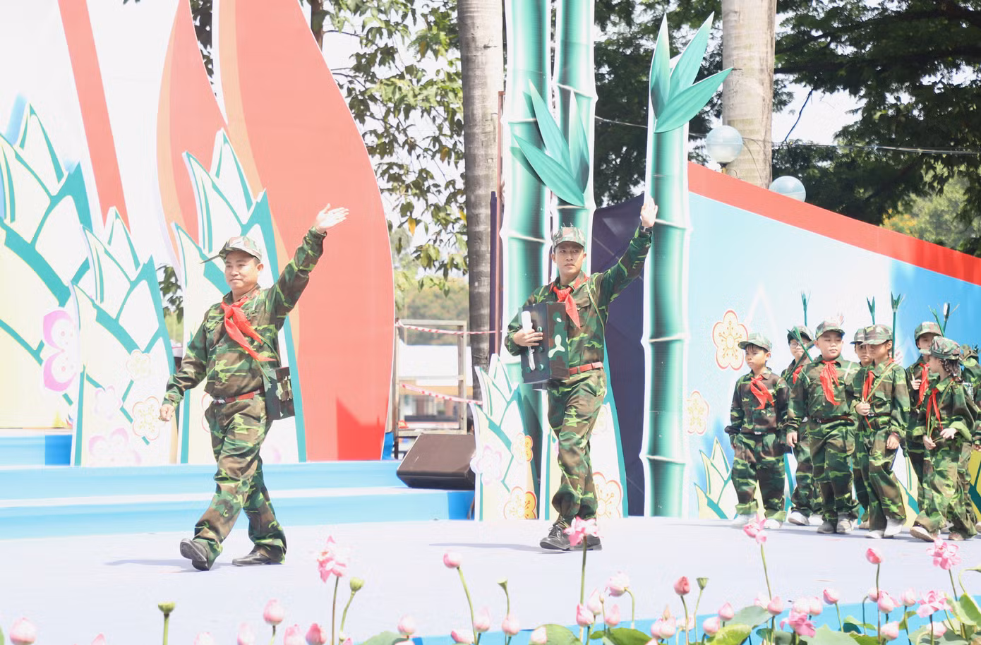 Thế hệ trẻ nhắc nhớ về lực lượng bộ đội thông tin liên lạc. Đóng góp lặng thầm nhưng vô cùng quan trọng, các chiến sĩ thông tin liên lạc đảm bảo mạch máu thông tin luôn được thông suốt, góp phần quyết định vào thắng lợi chung của chiến dịch.