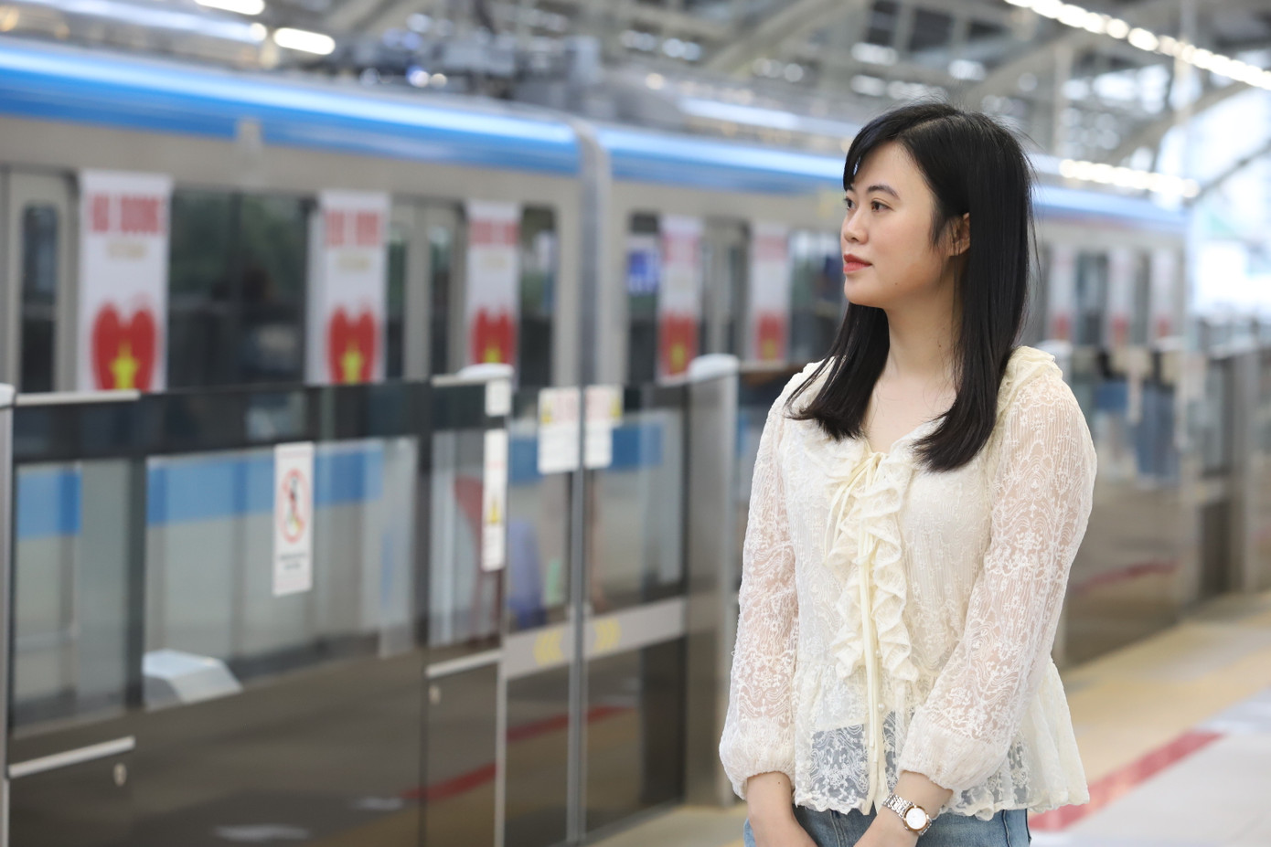 Nhân chuyến công tác tại TPHCM trong dịp lễ 30/4, chị Anh Thơ (đang làm việc tại thủ đô Hà Nội) đã thu xếp thời gian lưu lại thành phố mang tên Bác để trải nghiệm chuyến tàu metro số 1.