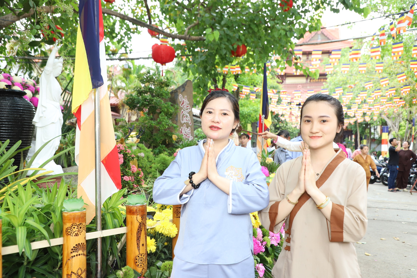 Chị Hiền cho biết dù bản thân không phải phật tử, song chị chọn đi chùa bởi nơi đây mang lại cảm giác bình yên. Trong Đại lễ Vesak Liên Hợp Quốc diễn ra trước đó, chị đã hai lần đến chùa Thanh Tâm (huyện Bình Chánh) để chiêm bái xá lợi Đức Phật Thích Ca.