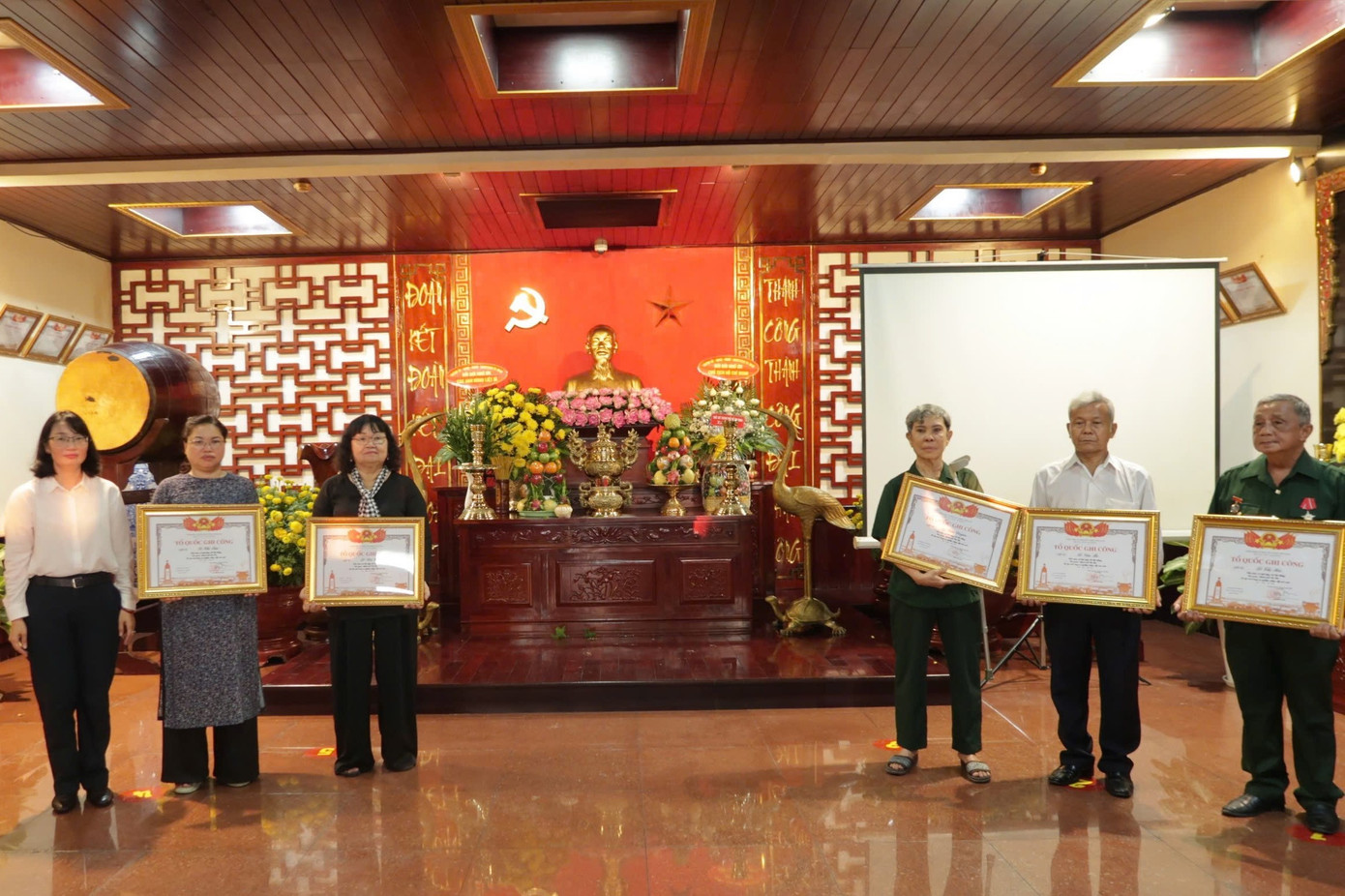 Đại diện CLB Truyền thống kháng chiến Khối phụ nữ TPHCM nhận bằng "Tổ quốc ghi công" cho 5 liệt sĩ Tiểu đoàn nữ biệt động Lê Thị Riêng. Ảnh: Phạm Thương Đại diện CLB Truyền thống kháng chiến Khối phụ nữ TPHCM nhận bằng "Tổ quốc ghi công" cho 5 liệt sĩ Tiểu đoàn nữ biệt động Lê Thị Riêng. Ảnh: Phạm Thương