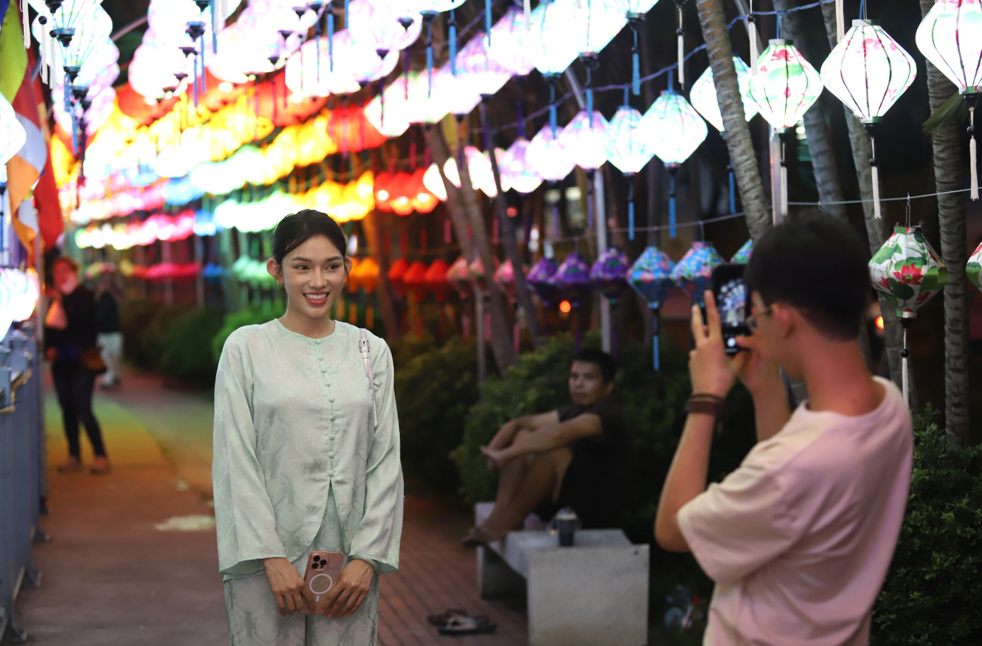 Nhiều bạn trẻ, phật tử đã tìm đến không gian này ngắm cảnh và chụp ảnh lưu niệm.