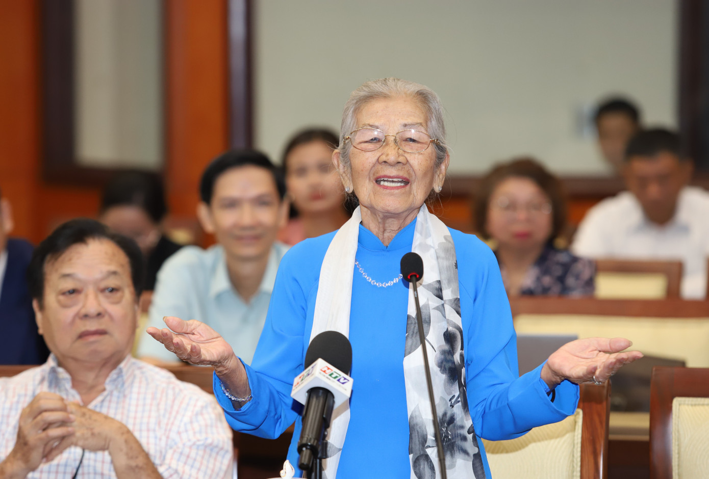 Các nghệ sĩ gạo cội chia sẻ kỷ niệm và gửi gắm niềm tin với lãnh đạo TPHCM. Các nghệ sĩ gạo cội chia sẻ kỷ niệm và gửi gắm niềm tin với lãnh đạo TPHCM.