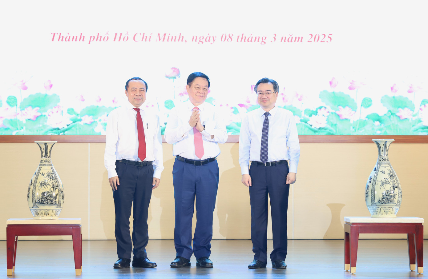 Trưởng ban Tuyên giáo và Dân vận Trung ương Nguyễn Trọng Nghĩa tặng quà cám ơn lãnh đạo TPHCM và Đại học Quốc gia TPHCM, hai đơn vị đăng cai tổ chức hội nghị.