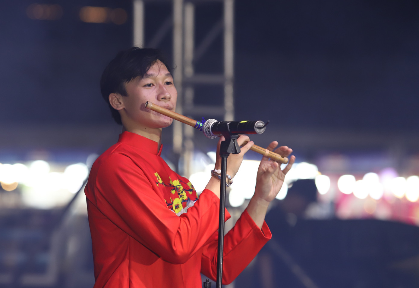 Bạn trẻ mang đến những thanh âm đặc sắc từ các nhạc cụ truyền thống.