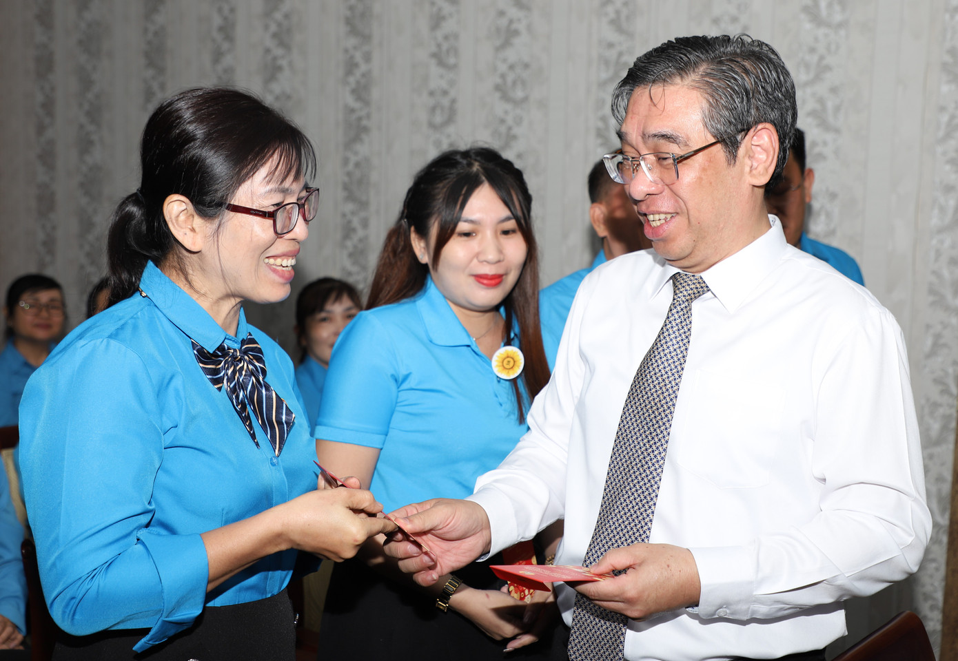 Phó Bí thư Thành ủy TPHCM Nguyễn Phước Lộc trao quà đầu năm mới đến các cán bộ Công đoàn tiêu biểu. Phó Bí thư Thành ủy TPHCM Nguyễn Phước Lộc trao quà đầu năm mới đến các cán bộ Công đoàn tiêu biểu.