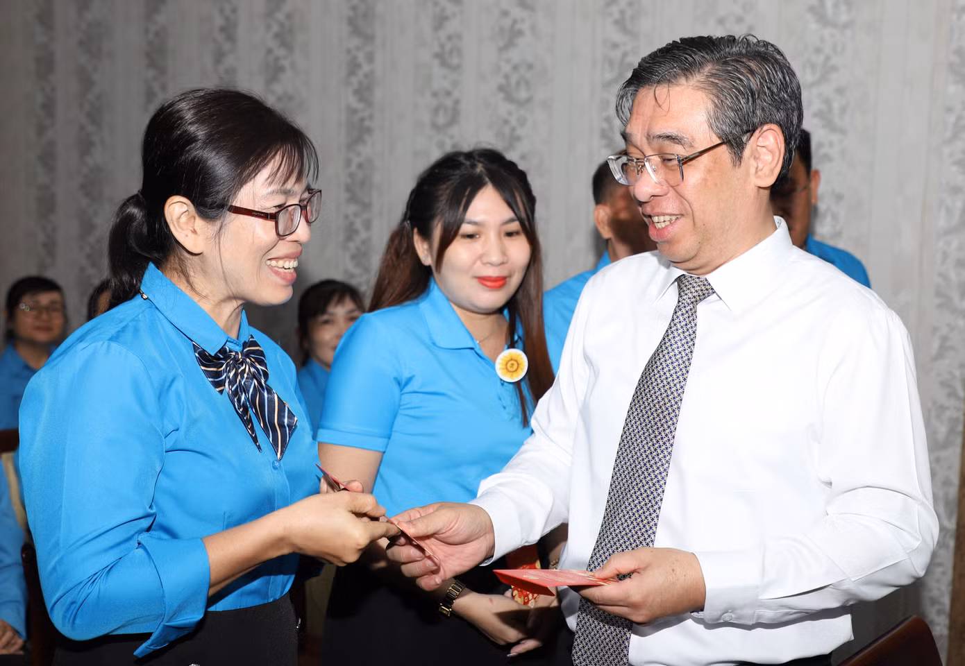Phó Bí thư Thành ủy TPHCM Nguyễn Phước Lộc trao quà đầu năm mới đến các cán bộ Công đoàn tiêu biểu. Phó Bí thư Thành ủy TPHCM Nguyễn Phước Lộc trao quà đầu năm mới đến các cán bộ Công đoàn tiêu biểu.