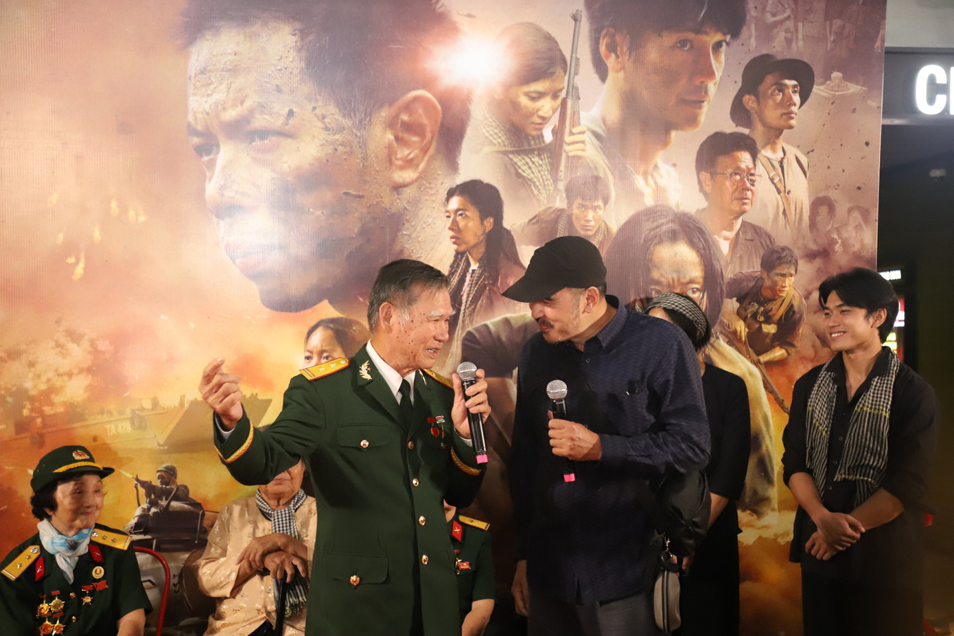 Anh hùng Lực lượng vũ trang nhân dân Tô Văn Đực có phần đối đáp thú vị với đạo diễn Bùi Thạc Chuyên. Anh hùng Lực lượng vũ trang nhân dân Tô Văn Đực có phần đối đáp thú vị với đạo diễn Bùi Thạc Chuyên.