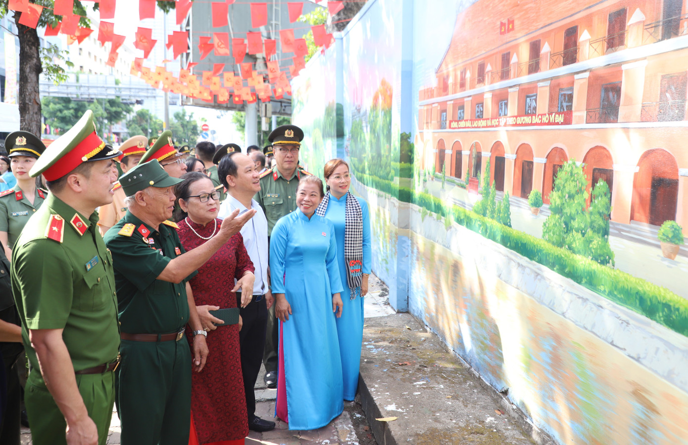 Ngày 25/4, công an TPHCM, Thành Đoàn TPHCM cùng các đơn vị tổ chức khánh thành công trình bích họa Việt Nam tươi đẹp thứ 19 tại khu vực phía trước Phòng Cảnh sát cơ động (phường Đa Kao, quận 1).