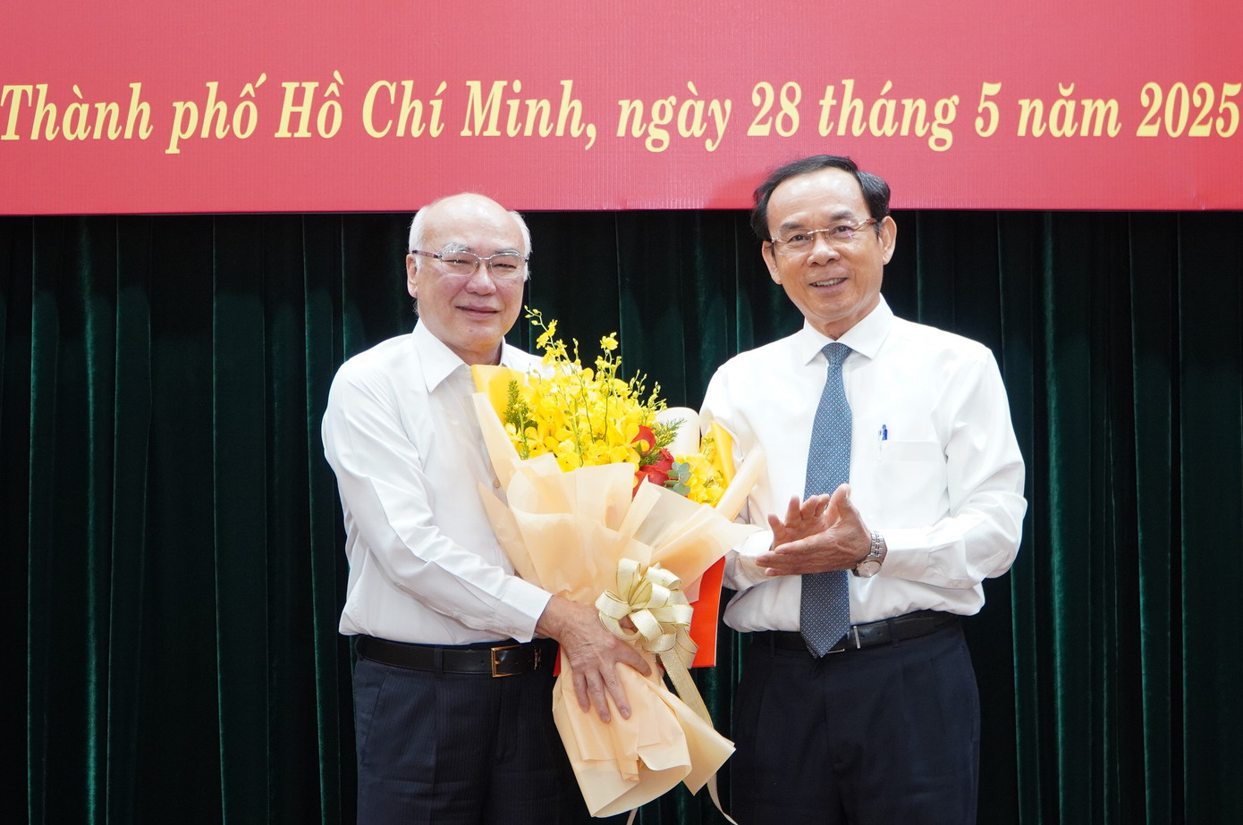 Bí thư Thành ủy TPHCM trao quyết định cho ông Phan Nguyễn Như Khuê. Ảnh: CTV Bí thư Thành ủy TPHCM trao quyết định cho ông Phan Nguyễn Như Khuê. Ảnh: CTV