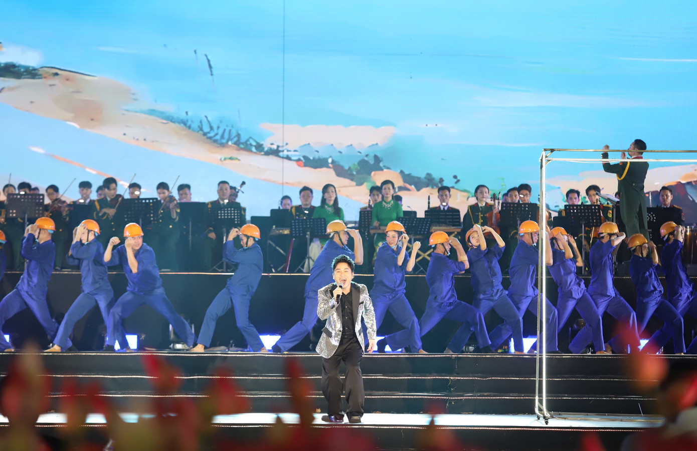 Chương trình có sự tham gia biểu diễn của các nghệ sĩ, ca sĩ nổi tiếng như NSND Thanh Thúy, NSND Tự Long, NSND Thùy Linh, NSƯT Vũ Thắng Lợi, NSƯT Phương Anh, ca sĩ Tùng Dương, Cẩm Vân, nhóm Anh trai vượt ngàn chông gai, cùng hơn 1.000 ca sĩ, nghệ sĩ đoàn văn công các quân khu, quân chủng, Biên phòng, Nhà hát Quân đội, Đại học Văn hóa nghệ thuật Quân đội, Đoàn Nghi lễ Quân đội, diễn viên quần chúng, các trường múa, đại học tại TPHCM.