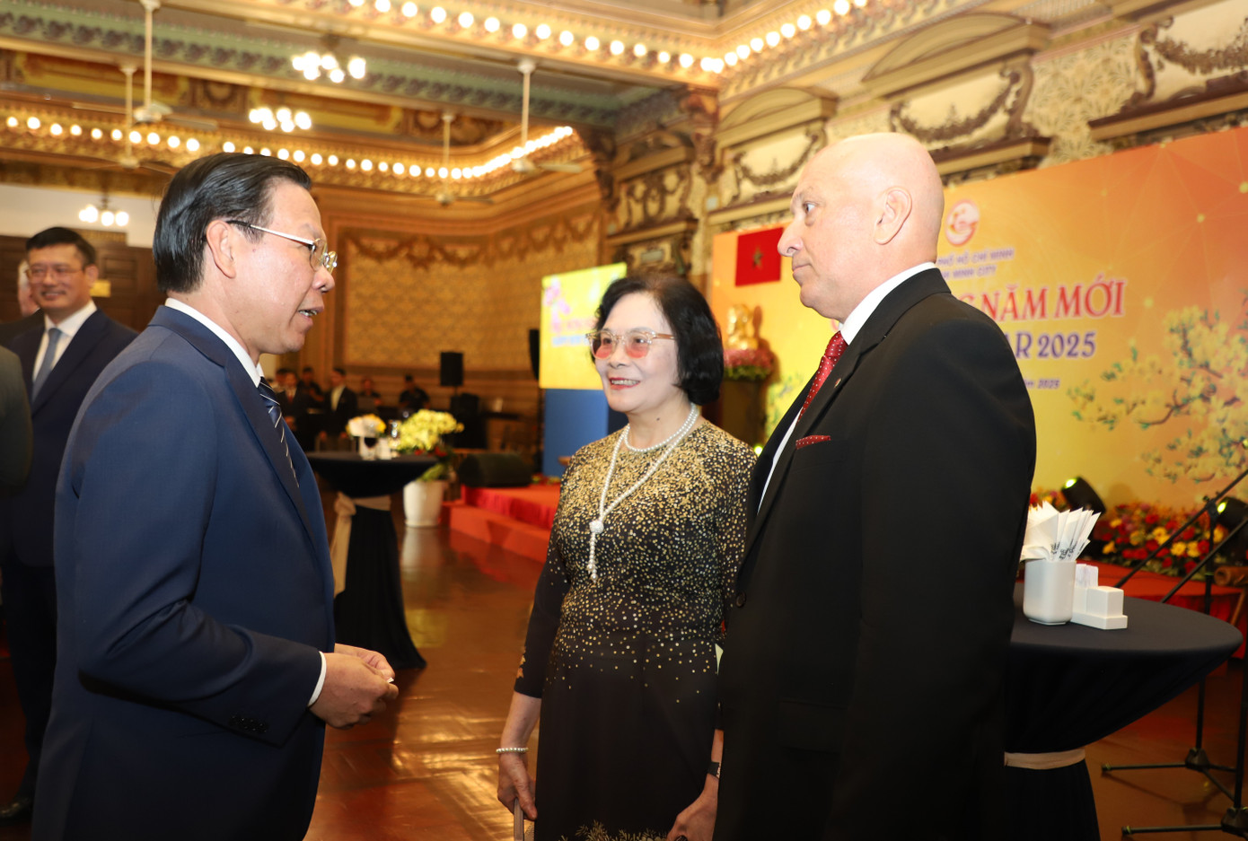 Chủ tịch UBND TPHCM Phan Văn Mãi trao đổi với đại diện các tổ chức quốc tế tại TPHCM.