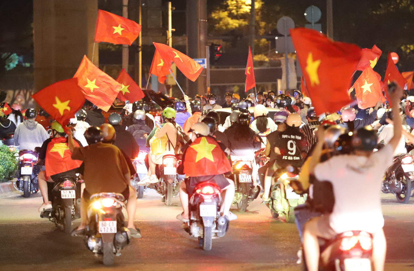 Đông đảo người hâm mộ từ các hướng di chuyển qua chốt giao thông khu vực ngã tư Thủ Đức.