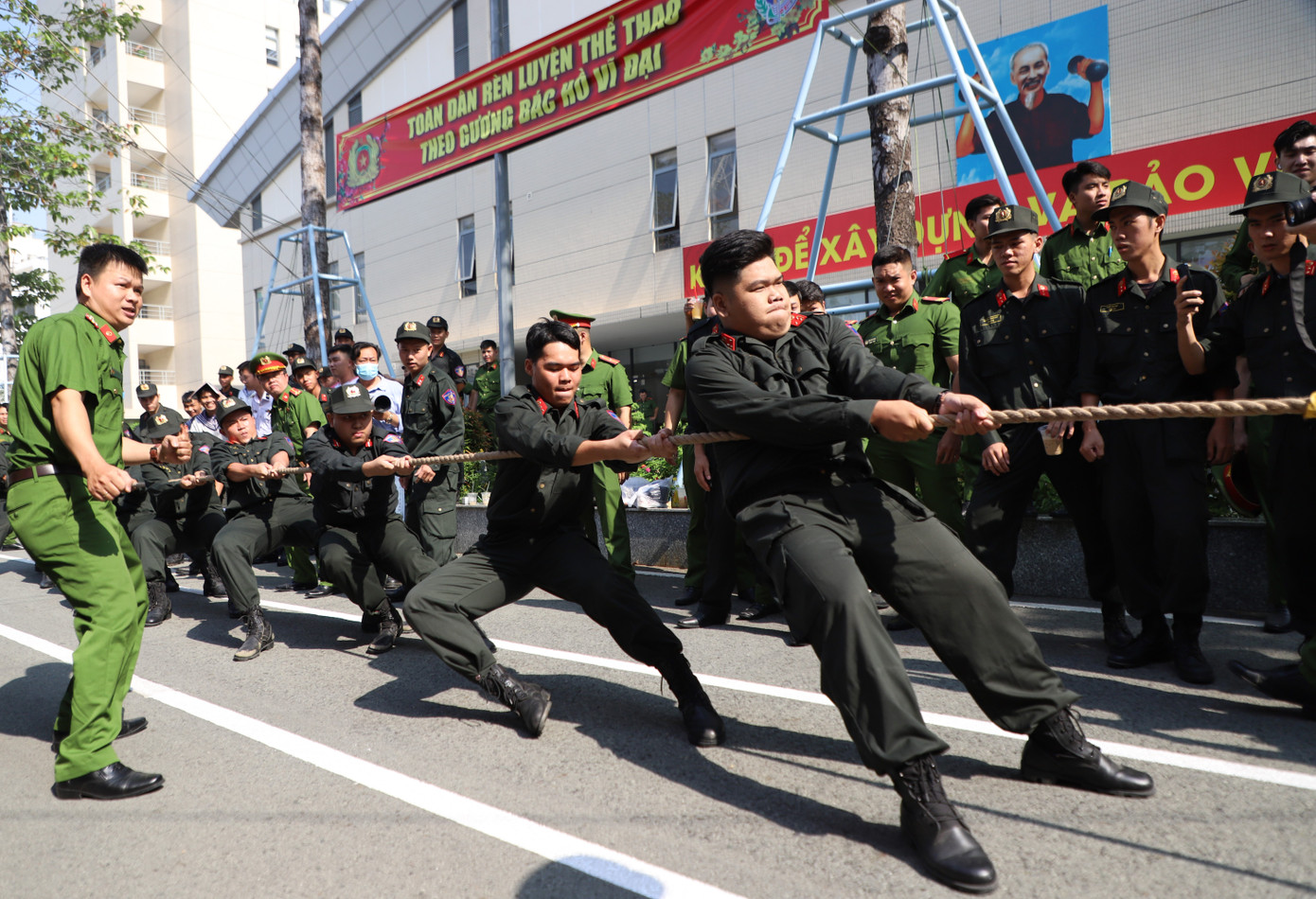 Các hạ sĩ quan, chiến sĩ nghĩa vụ hăng hái tham gia thi đấu giao lưu thể thao. Ảnh: Ngô Tùng