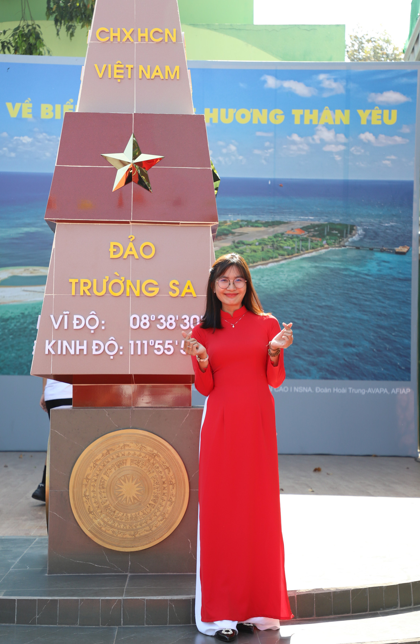 Công trình biểu tượng cột mốc chủ quyền đảo Trường Sa cùng với các không gian hiện hữu tại đường sách như không gian văn hóa Hồ Chí Minh, bia đá khắc lời dạy của Bác Hồ, bia tiểu sử Mẹ Việt Nam Anh hùng Hồ Thị Tư… sẽ trở thành một quần thể các địa chỉ đỏ đón các bạn trẻ, các tổ chức, cơ quan, đoàn thể đến tham quan học tập, bồi dưỡng tình cảm hướng về những giá trị tốt đẹp, lòng tự hào, tình yêu quê hương đất nước... Ảnh: Ngô Tùng