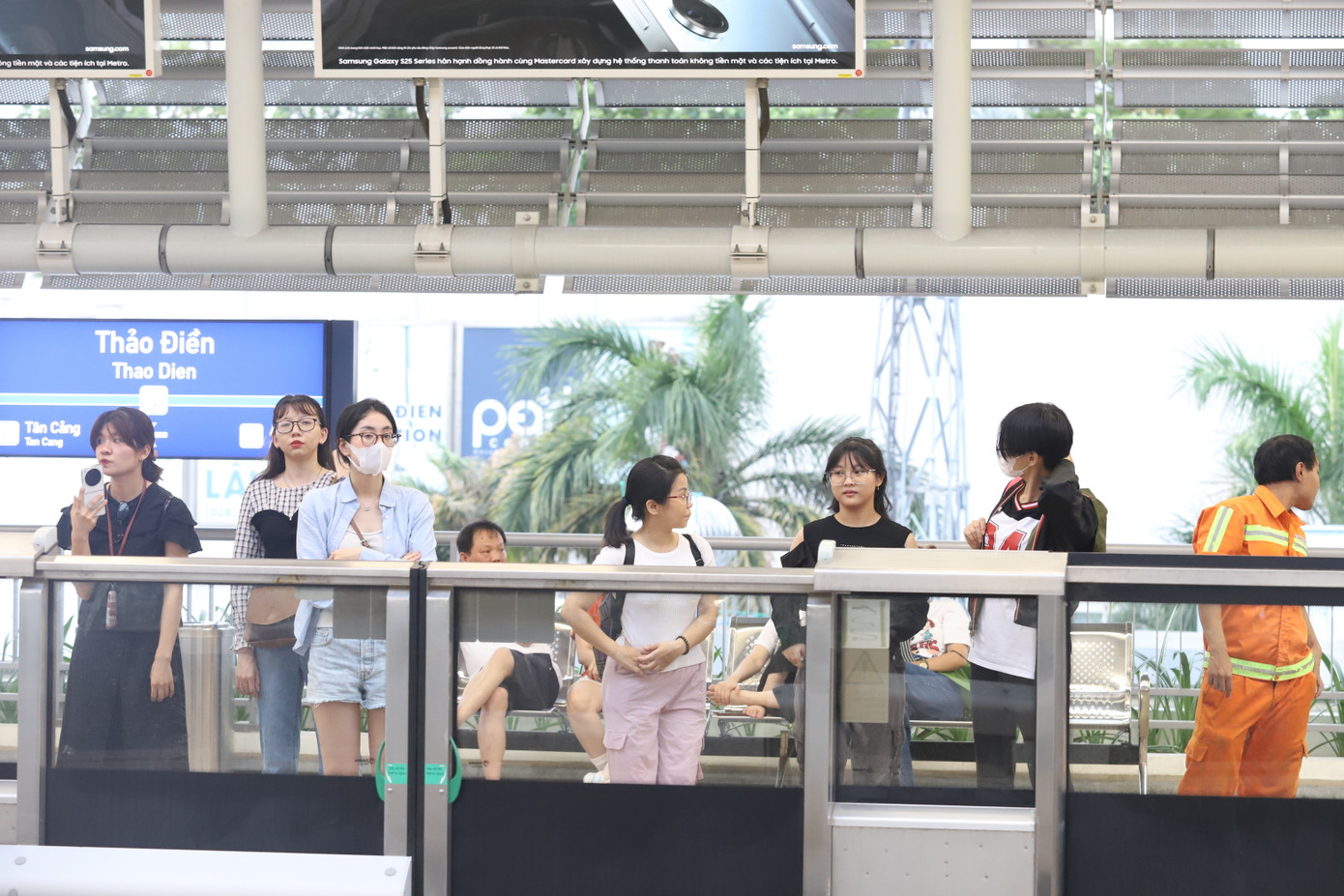 Ghi nhận của Tiền Phong, trong chiều tối 1/5, rất đông người dân chọn tuyến metro số 1 để đến các điểm vui chơi trong khu vực nội thành TPHCM.